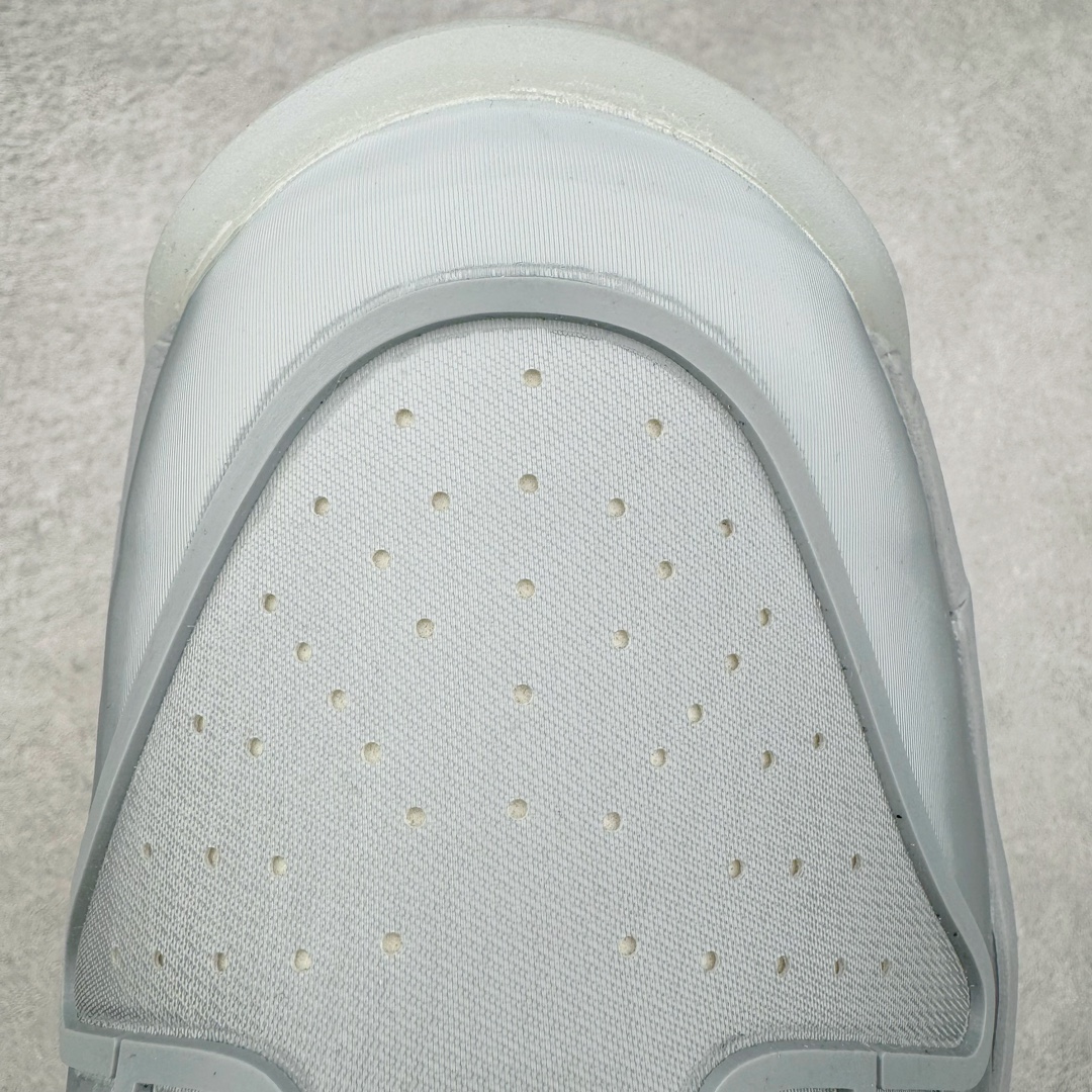 图片[14]-RTFKT Studios x NK Dunk Genesis Low 扣篮元宇宙系列经典低帮休闲运动滑板板鞋 HF0438-001 虚拟数字时尚单位 RTFKT Studios 在 2021 年被 Nike 收购后，人气可谓迅速攀升，现在堪称元宇宙领域的顶流。并且与包括村上隆在内的多个艺术家联名，推出了超多联名配色，就连 Nike 创始人菲尔·奈特都亲自尝试体验。近期，RTFKT Studios 与 Nike 再次推出了全新配色鞋款，并且将在潮流集会 ComplexCon 上独家登场。第一双以浅灰色为主调，依旧保留了 RTFKT 经典的科幻属性，虽然配色简单，但却依然吸睛。当然，按照官方拆解来看，鞋舌上的鞋带扣可以进行拆卸，使鞋款更为简约。值得一提的是，中底还搭载着 Air Zoom 气垫，提供优秀的脚感表现。另一双则以黑色、紫色组成，对比上一双而言会更加酷炫，同时也更具未来感。鞋面从细节图上看，貌似是使用了类似 PVC 质感的皮革面料，质感表现不必担心。尺码：40 40.5 41 42 42.5 43 44 44.5 45-选品中心