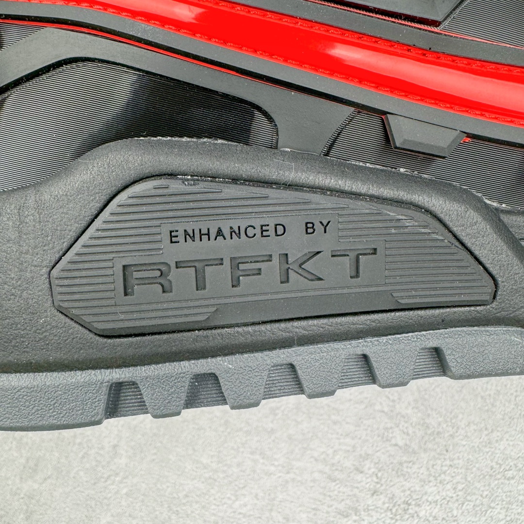 图片[17]-RTFKT Studios x NK Dunk Genesis Low 扣篮元宇宙系列经典低帮休闲运动滑板板鞋 HF0438-001 虚拟数字时尚单位 RTFKT Studios 在 2021 年被 Nike 收购后，人气可谓迅速攀升，现在堪称元宇宙领域的顶流。并且与包括村上隆在内的多个艺术家联名，推出了超多联名配色，就连 Nike 创始人菲尔·奈特都亲自尝试体验。近期，RTFKT Studios 与 Nike 再次推出了全新配色鞋款，并且将在潮流集会 ComplexCon 上独家登场。第一双以浅灰色为主调，依旧保留了 RTFKT 经典的科幻属性，虽然配色简单，但却依然吸睛。当然，按照官方拆解来看，鞋舌上的鞋带扣可以进行拆卸，使鞋款更为简约。值得一提的是，中底还搭载着 Air Zoom 气垫，提供优秀的脚感表现。另一双则以黑色、紫色组成，对比上一双而言会更加酷炫，同时也更具未来感。鞋面从细节图上看，貌似是使用了类似 PVC 质感的皮革面料，质感表现不必担心。尺码：40 40.5 41 42 42.5 43 44 44.5 45-选品中心