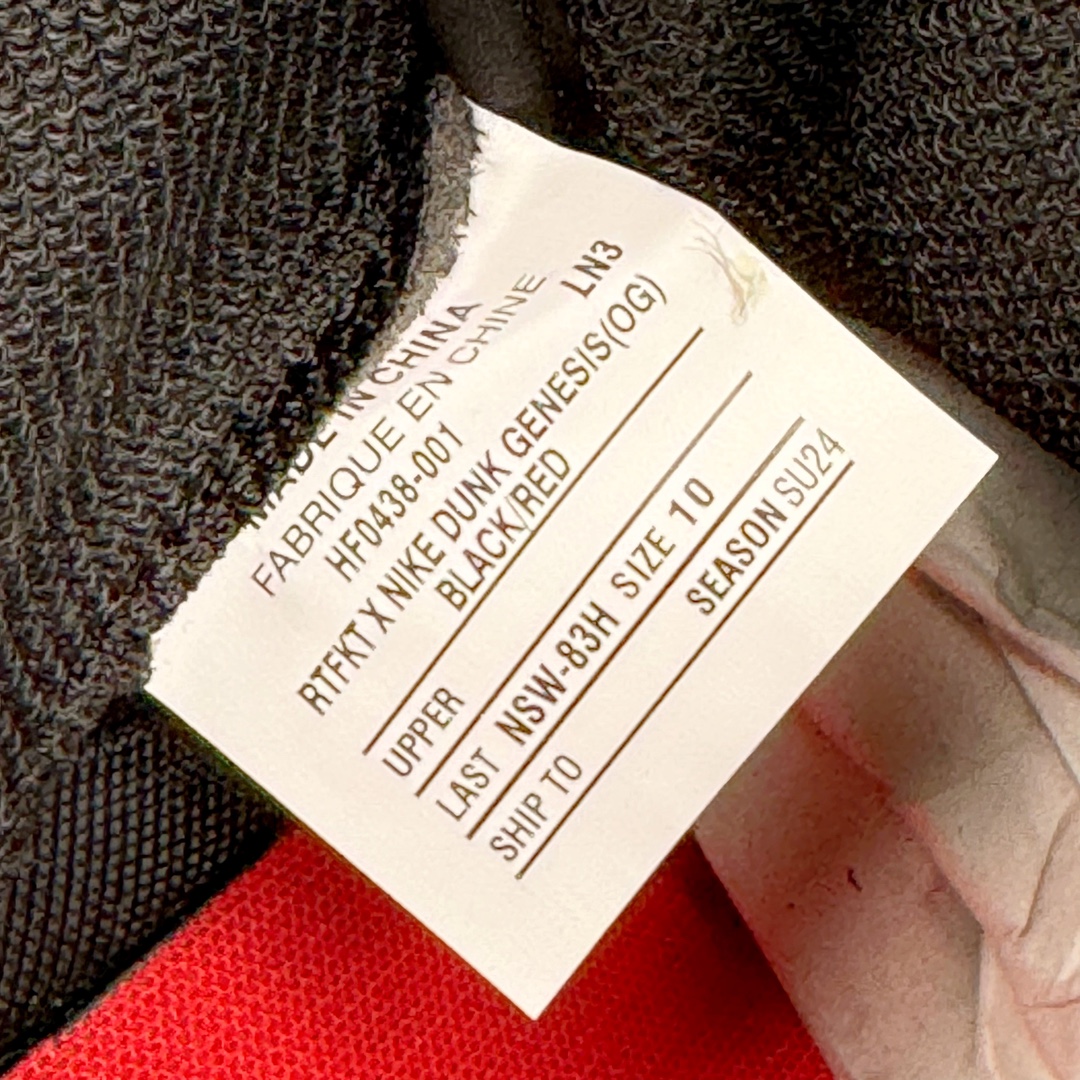 图片[12]-RTFKT Studios x NK Dunk Genesis Low 扣篮元宇宙系列经典低帮休闲运动滑板板鞋 HF0438-001 虚拟数字时尚单位 RTFKT Studios 在 2021 年被 Nike 收购后，人气可谓迅速攀升，现在堪称元宇宙领域的顶流。并且与包括村上隆在内的多个艺术家联名，推出了超多联名配色，就连 Nike 创始人菲尔·奈特都亲自尝试体验。近期，RTFKT Studios 与 Nike 再次推出了全新配色鞋款，并且将在潮流集会 ComplexCon 上独家登场。第一双以浅灰色为主调，依旧保留了 RTFKT 经典的科幻属性，虽然配色简单，但却依然吸睛。当然，按照官方拆解来看，鞋舌上的鞋带扣可以进行拆卸，使鞋款更为简约。值得一提的是，中底还搭载着 Air Zoom 气垫，提供优秀的脚感表现。另一双则以黑色、紫色组成，对比上一双而言会更加酷炫，同时也更具未来感。鞋面从细节图上看，貌似是使用了类似 PVC 质感的皮革面料，质感表现不必担心。尺码：40 40.5 41 42 42.5 43 44 44.5 45-选品中心