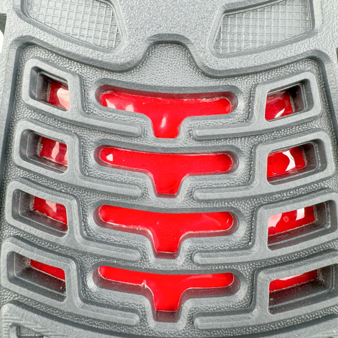 图片[20]-RTFKT Studios x NK Dunk Genesis Low 扣篮元宇宙系列经典低帮休闲运动滑板板鞋 HF0438-001 虚拟数字时尚单位 RTFKT Studios 在 2021 年被 Nike 收购后，人气可谓迅速攀升，现在堪称元宇宙领域的顶流。并且与包括村上隆在内的多个艺术家联名，推出了超多联名配色，就连 Nike 创始人菲尔·奈特都亲自尝试体验。近期，RTFKT Studios 与 Nike 再次推出了全新配色鞋款，并且将在潮流集会 ComplexCon 上独家登场。第一双以浅灰色为主调，依旧保留了 RTFKT 经典的科幻属性，虽然配色简单，但却依然吸睛。当然，按照官方拆解来看，鞋舌上的鞋带扣可以进行拆卸，使鞋款更为简约。值得一提的是，中底还搭载着 Air Zoom 气垫，提供优秀的脚感表现。另一双则以黑色、紫色组成，对比上一双而言会更加酷炫，同时也更具未来感。鞋面从细节图上看，貌似是使用了类似 PVC 质感的皮革面料，质感表现不必担心。尺码：40 40.5 41 42 42.5 43 44 44.5 45-选品中心