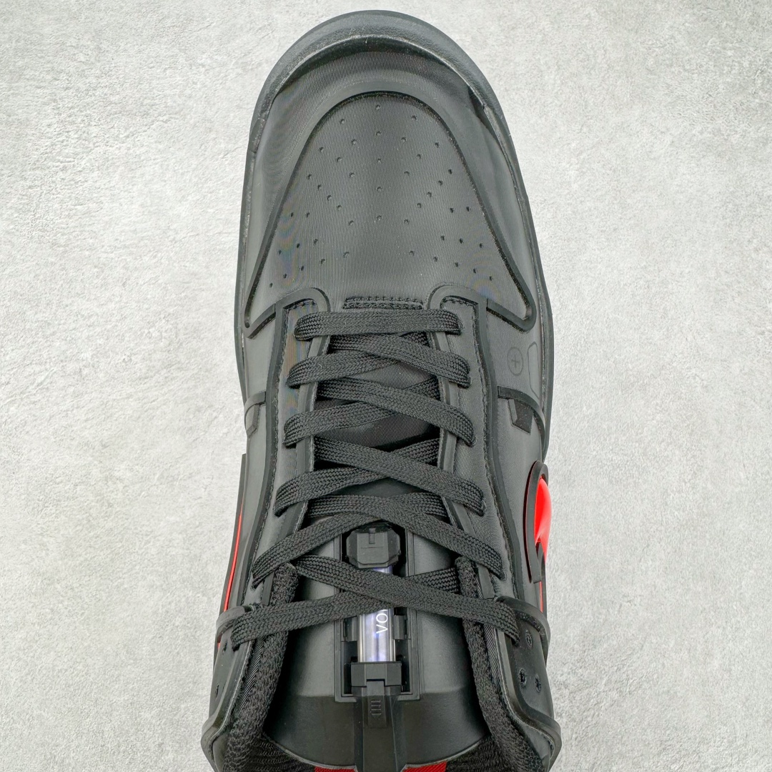 图片[4]-RTFKT Studios x NK Dunk Genesis Low 扣篮元宇宙系列经典低帮休闲运动滑板板鞋 HF0438-001 虚拟数字时尚单位 RTFKT Studios 在 2021 年被 Nike 收购后，人气可谓迅速攀升，现在堪称元宇宙领域的顶流。并且与包括村上隆在内的多个艺术家联名，推出了超多联名配色，就连 Nike 创始人菲尔·奈特都亲自尝试体验。近期，RTFKT Studios 与 Nike 再次推出了全新配色鞋款，并且将在潮流集会 ComplexCon 上独家登场。第一双以浅灰色为主调，依旧保留了 RTFKT 经典的科幻属性，虽然配色简单，但却依然吸睛。当然，按照官方拆解来看，鞋舌上的鞋带扣可以进行拆卸，使鞋款更为简约。值得一提的是，中底还搭载着 Air Zoom 气垫，提供优秀的脚感表现。另一双则以黑色、紫色组成，对比上一双而言会更加酷炫，同时也更具未来感。鞋面从细节图上看，貌似是使用了类似 PVC 质感的皮革面料，质感表现不必担心。尺码：40 40.5 41 42 42.5 43 44 44.5 45-选品中心