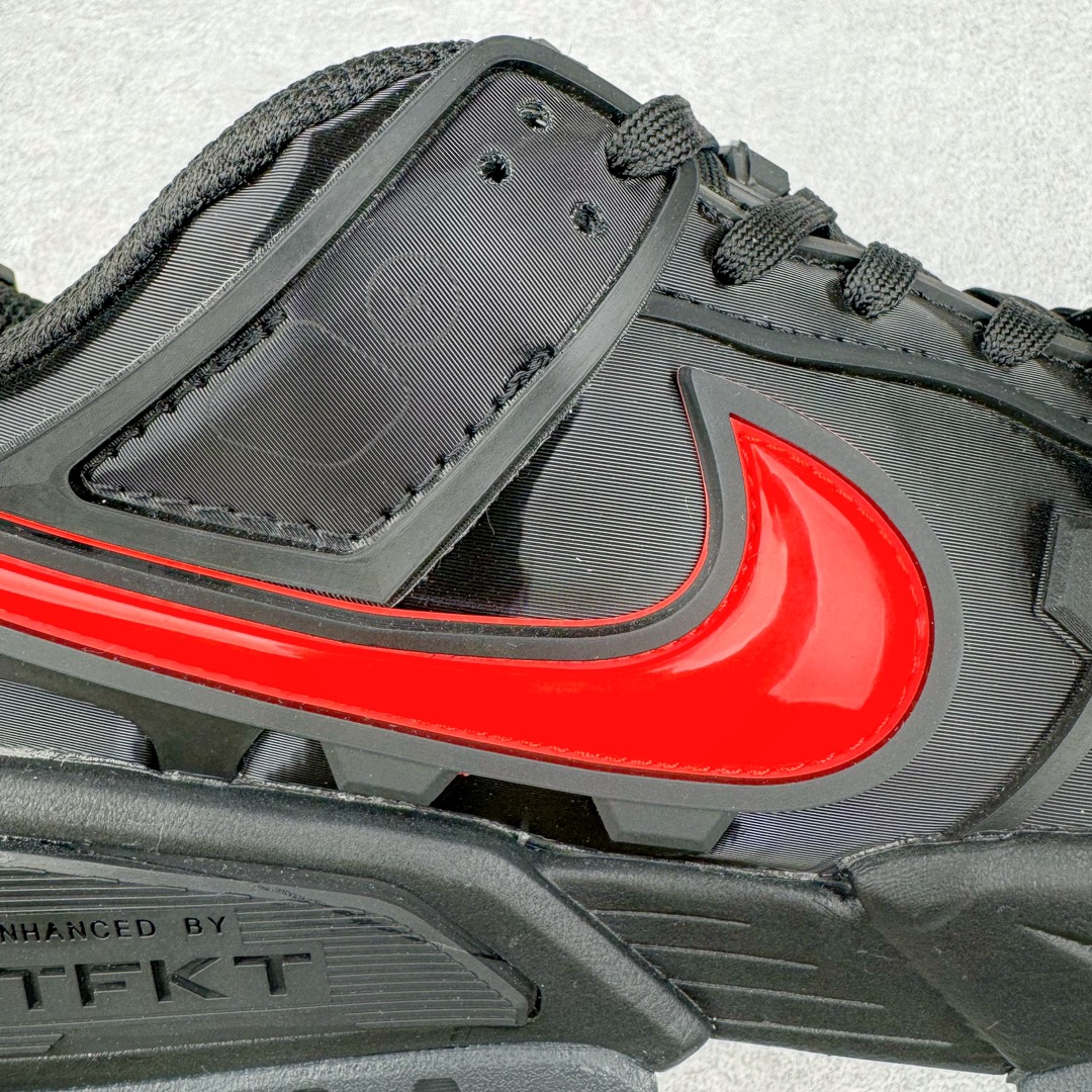 图片[16]-RTFKT Studios x NK Dunk Genesis Low 扣篮元宇宙系列经典低帮休闲运动滑板板鞋 HF0438-001 虚拟数字时尚单位 RTFKT Studios 在 2021 年被 Nike 收购后，人气可谓迅速攀升，现在堪称元宇宙领域的顶流。并且与包括村上隆在内的多个艺术家联名，推出了超多联名配色，就连 Nike 创始人菲尔·奈特都亲自尝试体验。近期，RTFKT Studios 与 Nike 再次推出了全新配色鞋款，并且将在潮流集会 ComplexCon 上独家登场。第一双以浅灰色为主调，依旧保留了 RTFKT 经典的科幻属性，虽然配色简单，但却依然吸睛。当然，按照官方拆解来看，鞋舌上的鞋带扣可以进行拆卸，使鞋款更为简约。值得一提的是，中底还搭载着 Air Zoom 气垫，提供优秀的脚感表现。另一双则以黑色、紫色组成，对比上一双而言会更加酷炫，同时也更具未来感。鞋面从细节图上看，貌似是使用了类似 PVC 质感的皮革面料，质感表现不必担心。尺码：40 40.5 41 42 42.5 43 44 44.5 45-选品中心