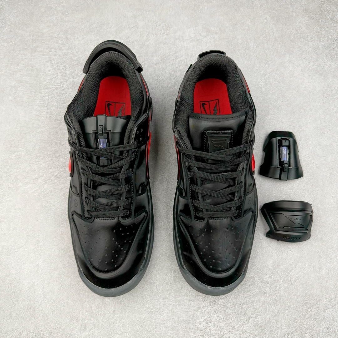 图片[2]-RTFKT Studios x NK Dunk Genesis Low 扣篮元宇宙系列经典低帮休闲运动滑板板鞋 HF0438-001 虚拟数字时尚单位 RTFKT Studios 在 2021 年被 Nike 收购后，人气可谓迅速攀升，现在堪称元宇宙领域的顶流。并且与包括村上隆在内的多个艺术家联名，推出了超多联名配色，就连 Nike 创始人菲尔·奈特都亲自尝试体验。近期，RTFKT Studios 与 Nike 再次推出了全新配色鞋款，并且将在潮流集会 ComplexCon 上独家登场。第一双以浅灰色为主调，依旧保留了 RTFKT 经典的科幻属性，虽然配色简单，但却依然吸睛。当然，按照官方拆解来看，鞋舌上的鞋带扣可以进行拆卸，使鞋款更为简约。值得一提的是，中底还搭载着 Air Zoom 气垫，提供优秀的脚感表现。另一双则以黑色、紫色组成，对比上一双而言会更加酷炫，同时也更具未来感。鞋面从细节图上看，貌似是使用了类似 PVC 质感的皮革面料，质感表现不必担心。尺码：40 40.5 41 42 42.5 43 44 44.5 45-选品中心