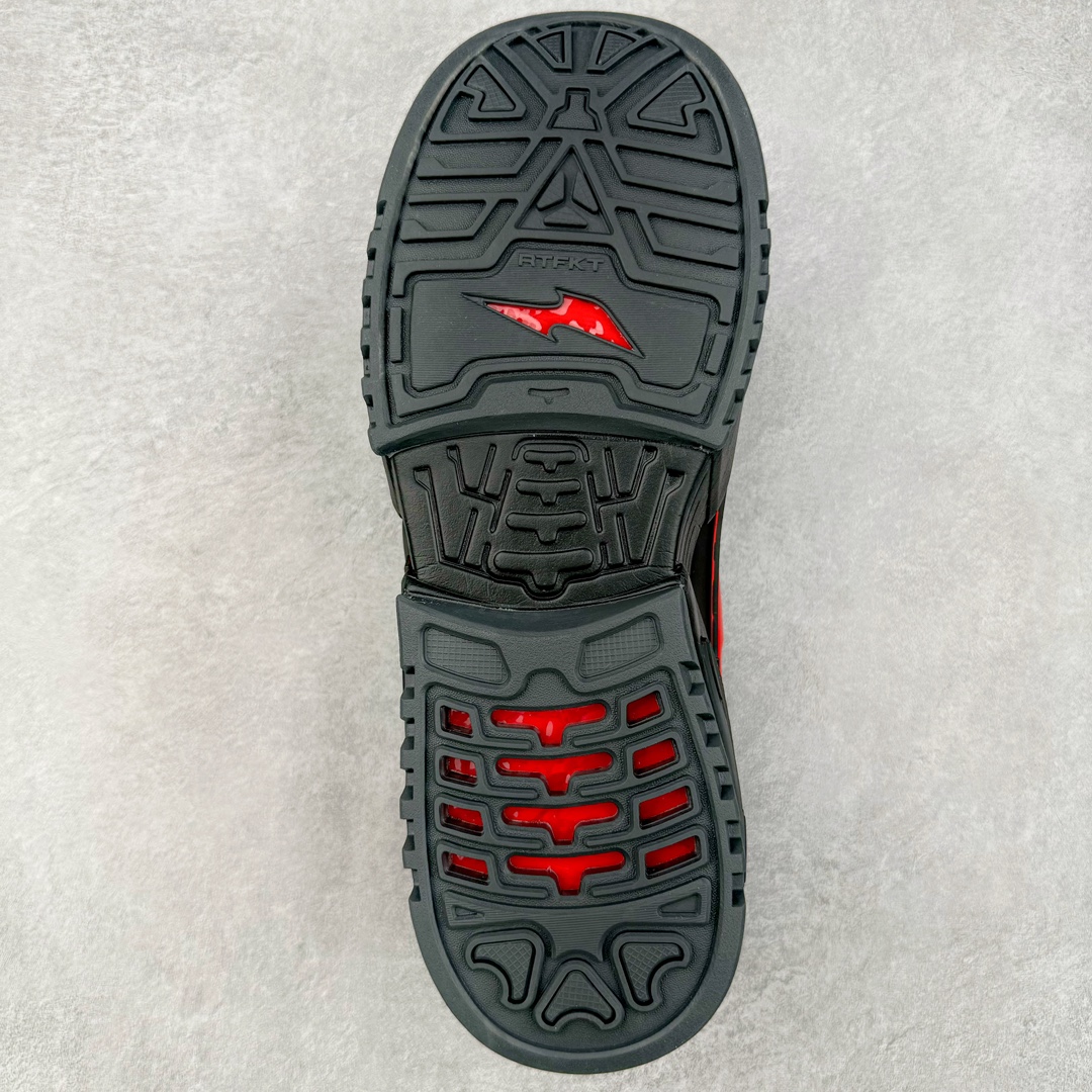 图片[9]-RTFKT Studios x NK Dunk Genesis Low 扣篮元宇宙系列经典低帮休闲运动滑板板鞋 HF0438-001 虚拟数字时尚单位 RTFKT Studios 在 2021 年被 Nike 收购后，人气可谓迅速攀升，现在堪称元宇宙领域的顶流。并且与包括村上隆在内的多个艺术家联名，推出了超多联名配色，就连 Nike 创始人菲尔·奈特都亲自尝试体验。近期，RTFKT Studios 与 Nike 再次推出了全新配色鞋款，并且将在潮流集会 ComplexCon 上独家登场。第一双以浅灰色为主调，依旧保留了 RTFKT 经典的科幻属性，虽然配色简单，但却依然吸睛。当然，按照官方拆解来看，鞋舌上的鞋带扣可以进行拆卸，使鞋款更为简约。值得一提的是，中底还搭载着 Air Zoom 气垫，提供优秀的脚感表现。另一双则以黑色、紫色组成，对比上一双而言会更加酷炫，同时也更具未来感。鞋面从细节图上看，貌似是使用了类似 PVC 质感的皮革面料，质感表现不必担心。尺码：40 40.5 41 42 42.5 43 44 44.5 45-选品中心