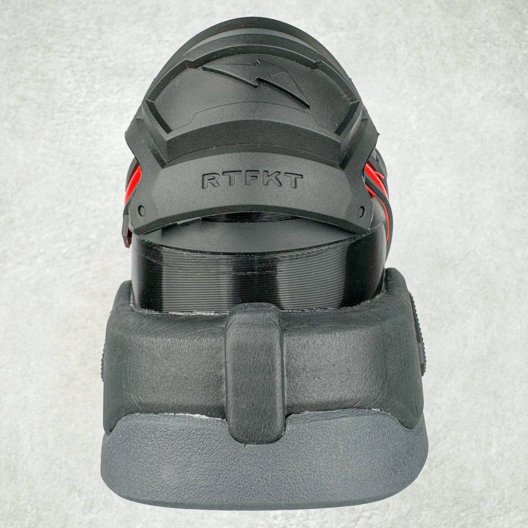 图片[8]-RTFKT Studios x NK Dunk Genesis Low 扣篮元宇宙系列经典低帮休闲运动滑板板鞋 HF0438-001 虚拟数字时尚单位 RTFKT Studios 在 2021 年被 Nike 收购后，人气可谓迅速攀升，现在堪称元宇宙领域的顶流。并且与包括村上隆在内的多个艺术家联名，推出了超多联名配色，就连 Nike 创始人菲尔·奈特都亲自尝试体验。近期，RTFKT Studios 与 Nike 再次推出了全新配色鞋款，并且将在潮流集会 ComplexCon 上独家登场。第一双以浅灰色为主调，依旧保留了 RTFKT 经典的科幻属性，虽然配色简单，但却依然吸睛。当然，按照官方拆解来看，鞋舌上的鞋带扣可以进行拆卸，使鞋款更为简约。值得一提的是，中底还搭载着 Air Zoom 气垫，提供优秀的脚感表现。另一双则以黑色、紫色组成，对比上一双而言会更加酷炫，同时也更具未来感。鞋面从细节图上看，貌似是使用了类似 PVC 质感的皮革面料，质感表现不必担心。尺码：40 40.5 41 42 42.5 43 44 44.5 45-选品中心