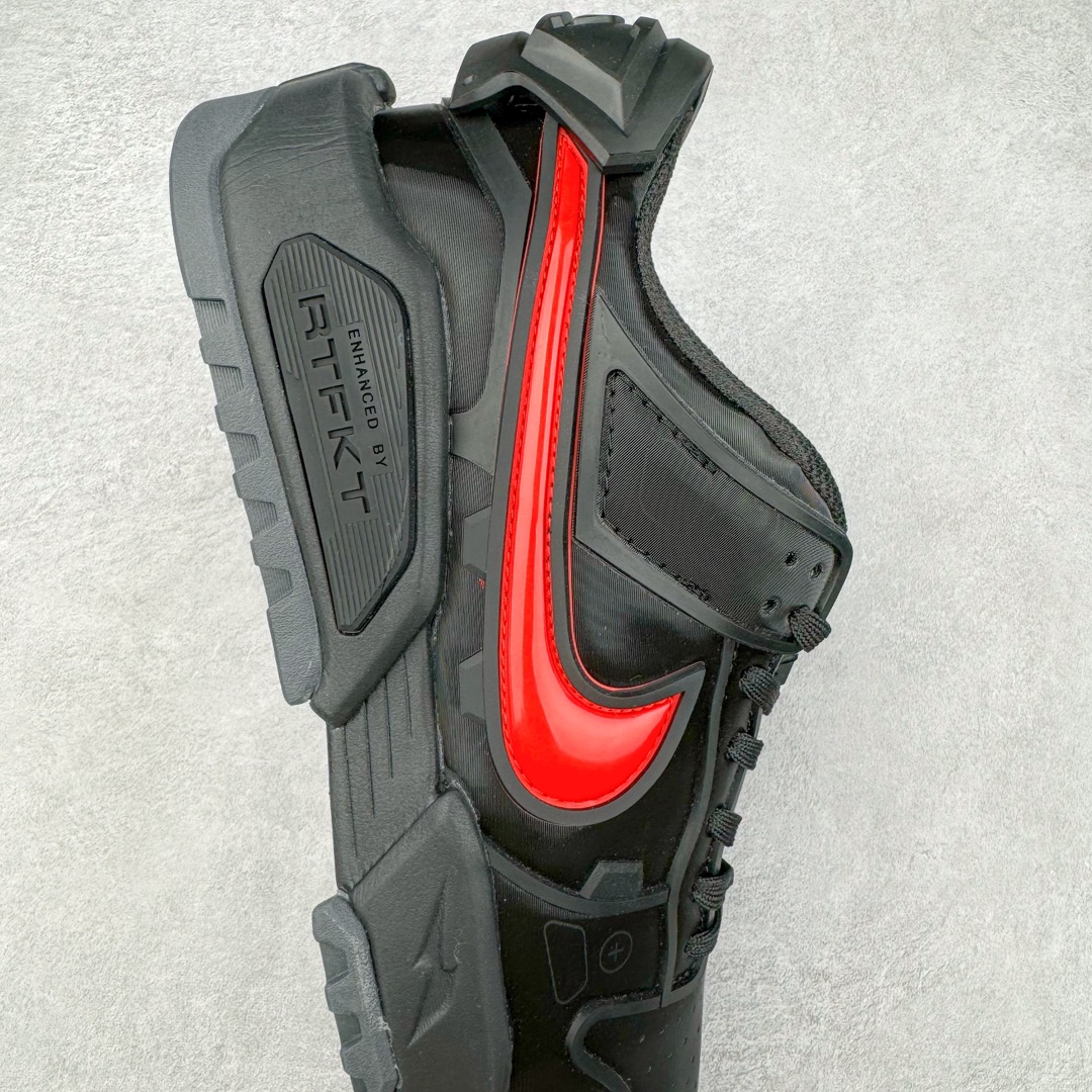 图片[6]-RTFKT Studios x NK Dunk Genesis Low 扣篮元宇宙系列经典低帮休闲运动滑板板鞋 HF0438-001 虚拟数字时尚单位 RTFKT Studios 在 2021 年被 Nike 收购后，人气可谓迅速攀升，现在堪称元宇宙领域的顶流。并且与包括村上隆在内的多个艺术家联名，推出了超多联名配色，就连 Nike 创始人菲尔·奈特都亲自尝试体验。近期，RTFKT Studios 与 Nike 再次推出了全新配色鞋款，并且将在潮流集会 ComplexCon 上独家登场。第一双以浅灰色为主调，依旧保留了 RTFKT 经典的科幻属性，虽然配色简单，但却依然吸睛。当然，按照官方拆解来看，鞋舌上的鞋带扣可以进行拆卸，使鞋款更为简约。值得一提的是，中底还搭载着 Air Zoom 气垫，提供优秀的脚感表现。另一双则以黑色、紫色组成，对比上一双而言会更加酷炫，同时也更具未来感。鞋面从细节图上看，貌似是使用了类似 PVC 质感的皮革面料，质感表现不必担心。尺码：40 40.5 41 42 42.5 43 44 44.5 45-选品中心