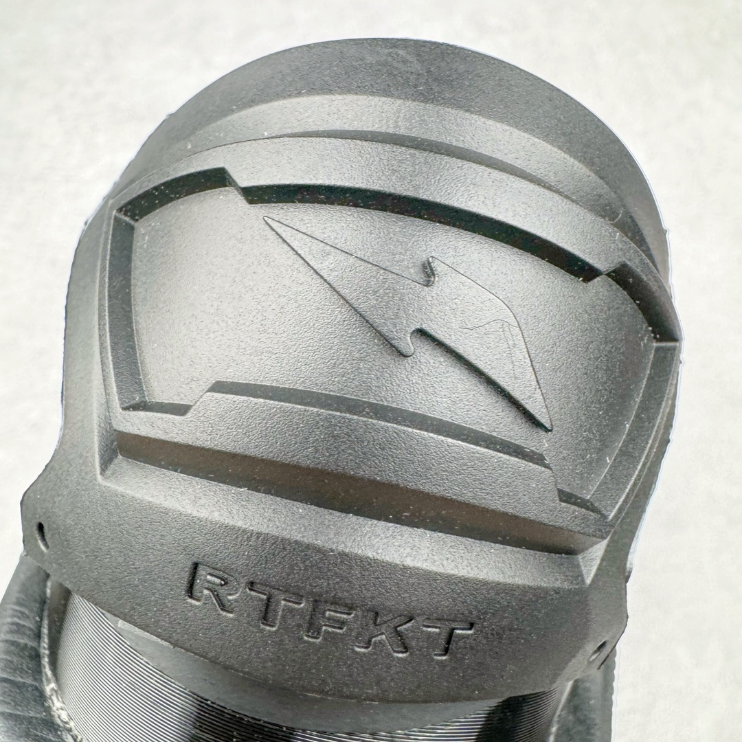 图片[15]-RTFKT Studios x NK Dunk Genesis Low 扣篮元宇宙系列经典低帮休闲运动滑板板鞋 HF0438-001 虚拟数字时尚单位 RTFKT Studios 在 2021 年被 Nike 收购后，人气可谓迅速攀升，现在堪称元宇宙领域的顶流。并且与包括村上隆在内的多个艺术家联名，推出了超多联名配色，就连 Nike 创始人菲尔·奈特都亲自尝试体验。近期，RTFKT Studios 与 Nike 再次推出了全新配色鞋款，并且将在潮流集会 ComplexCon 上独家登场。第一双以浅灰色为主调，依旧保留了 RTFKT 经典的科幻属性，虽然配色简单，但却依然吸睛。当然，按照官方拆解来看，鞋舌上的鞋带扣可以进行拆卸，使鞋款更为简约。值得一提的是，中底还搭载着 Air Zoom 气垫，提供优秀的脚感表现。另一双则以黑色、紫色组成，对比上一双而言会更加酷炫，同时也更具未来感。鞋面从细节图上看，貌似是使用了类似 PVC 质感的皮革面料，质感表现不必担心。尺码：40 40.5 41 42 42.5 43 44 44.5 45-选品中心