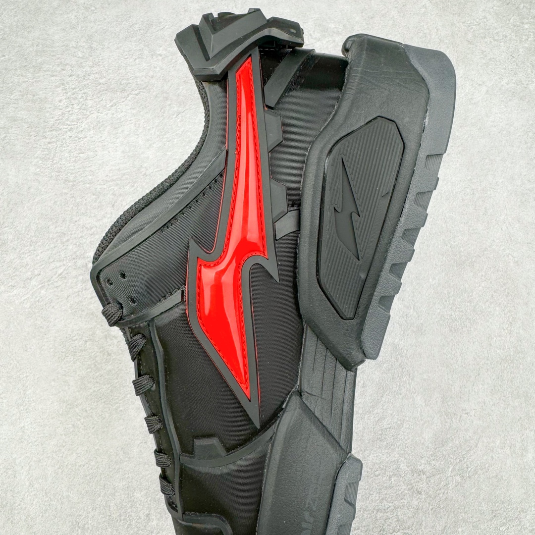 图片[7]-RTFKT Studios x NK Dunk Genesis Low 扣篮元宇宙系列经典低帮休闲运动滑板板鞋 HF0438-001 虚拟数字时尚单位 RTFKT Studios 在 2021 年被 Nike 收购后，人气可谓迅速攀升，现在堪称元宇宙领域的顶流。并且与包括村上隆在内的多个艺术家联名，推出了超多联名配色，就连 Nike 创始人菲尔·奈特都亲自尝试体验。近期，RTFKT Studios 与 Nike 再次推出了全新配色鞋款，并且将在潮流集会 ComplexCon 上独家登场。第一双以浅灰色为主调，依旧保留了 RTFKT 经典的科幻属性，虽然配色简单，但却依然吸睛。当然，按照官方拆解来看，鞋舌上的鞋带扣可以进行拆卸，使鞋款更为简约。值得一提的是，中底还搭载着 Air Zoom 气垫，提供优秀的脚感表现。另一双则以黑色、紫色组成，对比上一双而言会更加酷炫，同时也更具未来感。鞋面从细节图上看，貌似是使用了类似 PVC 质感的皮革面料，质感表现不必担心。尺码：40 40.5 41 42 42.5 43 44 44.5 45-选品中心