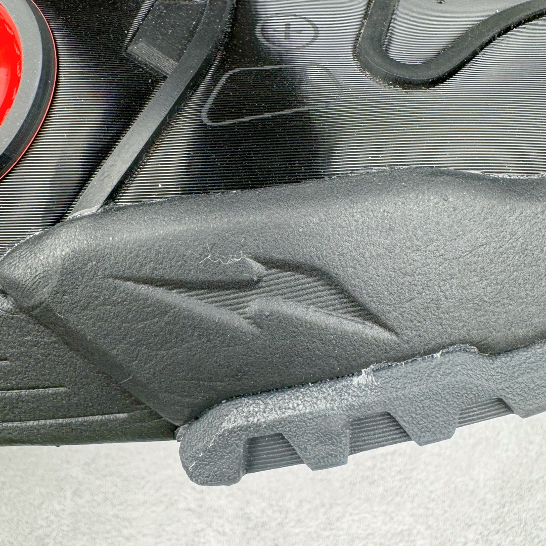 图片[18]-RTFKT Studios x NK Dunk Genesis Low 扣篮元宇宙系列经典低帮休闲运动滑板板鞋 HF0438-001 虚拟数字时尚单位 RTFKT Studios 在 2021 年被 Nike 收购后，人气可谓迅速攀升，现在堪称元宇宙领域的顶流。并且与包括村上隆在内的多个艺术家联名，推出了超多联名配色，就连 Nike 创始人菲尔·奈特都亲自尝试体验。近期，RTFKT Studios 与 Nike 再次推出了全新配色鞋款，并且将在潮流集会 ComplexCon 上独家登场。第一双以浅灰色为主调，依旧保留了 RTFKT 经典的科幻属性，虽然配色简单，但却依然吸睛。当然，按照官方拆解来看，鞋舌上的鞋带扣可以进行拆卸，使鞋款更为简约。值得一提的是，中底还搭载着 Air Zoom 气垫，提供优秀的脚感表现。另一双则以黑色、紫色组成，对比上一双而言会更加酷炫，同时也更具未来感。鞋面从细节图上看，貌似是使用了类似 PVC 质感的皮革面料，质感表现不必担心。尺码：40 40.5 41 42 42.5 43 44 44.5 45-选品中心