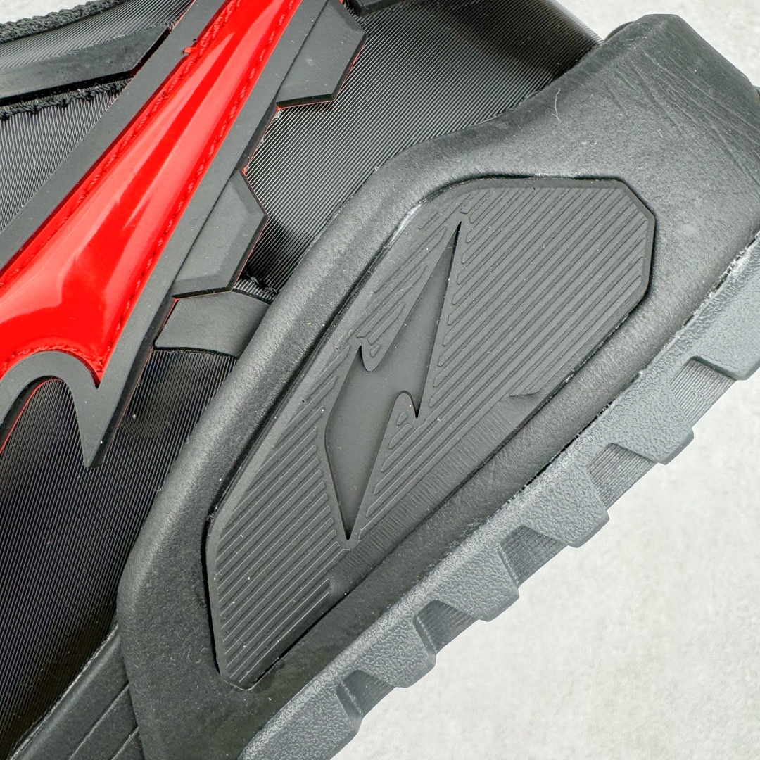 图片[21]-RTFKT Studios x NK Dunk Genesis Low 扣篮元宇宙系列经典低帮休闲运动滑板板鞋 HF0438-001 虚拟数字时尚单位 RTFKT Studios 在 2021 年被 Nike 收购后，人气可谓迅速攀升，现在堪称元宇宙领域的顶流。并且与包括村上隆在内的多个艺术家联名，推出了超多联名配色，就连 Nike 创始人菲尔·奈特都亲自尝试体验。近期，RTFKT Studios 与 Nike 再次推出了全新配色鞋款，并且将在潮流集会 ComplexCon 上独家登场。第一双以浅灰色为主调，依旧保留了 RTFKT 经典的科幻属性，虽然配色简单，但却依然吸睛。当然，按照官方拆解来看，鞋舌上的鞋带扣可以进行拆卸，使鞋款更为简约。值得一提的是，中底还搭载着 Air Zoom 气垫，提供优秀的脚感表现。另一双则以黑色、紫色组成，对比上一双而言会更加酷炫，同时也更具未来感。鞋面从细节图上看，貌似是使用了类似 PVC 质感的皮革面料，质感表现不必担心。尺码：40 40.5 41 42 42.5 43 44 44.5 45-选品中心