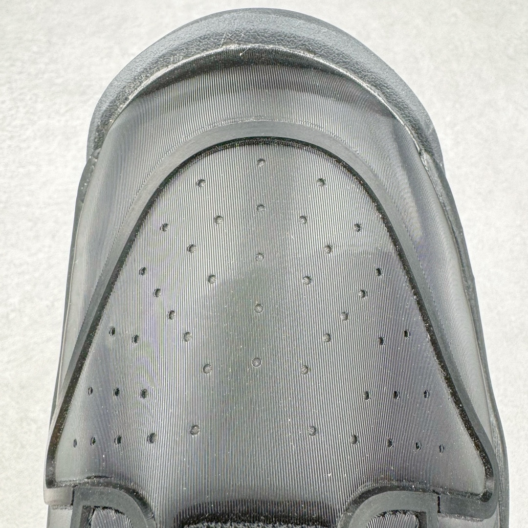 图片[14]-RTFKT Studios x NK Dunk Genesis Low 扣篮元宇宙系列经典低帮休闲运动滑板板鞋 HF0438-001 虚拟数字时尚单位 RTFKT Studios 在 2021 年被 Nike 收购后，人气可谓迅速攀升，现在堪称元宇宙领域的顶流。并且与包括村上隆在内的多个艺术家联名，推出了超多联名配色，就连 Nike 创始人菲尔·奈特都亲自尝试体验。近期，RTFKT Studios 与 Nike 再次推出了全新配色鞋款，并且将在潮流集会 ComplexCon 上独家登场。第一双以浅灰色为主调，依旧保留了 RTFKT 经典的科幻属性，虽然配色简单，但却依然吸睛。当然，按照官方拆解来看，鞋舌上的鞋带扣可以进行拆卸，使鞋款更为简约。值得一提的是，中底还搭载着 Air Zoom 气垫，提供优秀的脚感表现。另一双则以黑色、紫色组成，对比上一双而言会更加酷炫，同时也更具未来感。鞋面从细节图上看，貌似是使用了类似 PVC 质感的皮革面料，质感表现不必担心。尺码：40 40.5 41 42 42.5 43 44 44.5 45-选品中心