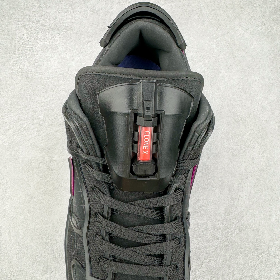 图片[5]-RTFKT Studios x NK Dunk Genesis Low 扣篮元宇宙系列经典低帮休闲运动滑板板鞋 HF0438-001 虚拟数字时尚单位 RTFKT Studios 在 2021 年被 Nike 收购后，人气可谓迅速攀升，现在堪称元宇宙领域的顶流。并且与包括村上隆在内的多个艺术家联名，推出了超多联名配色，就连 Nike 创始人菲尔·奈特都亲自尝试体验。近期，RTFKT Studios 与 Nike 再次推出了全新配色鞋款，并且将在潮流集会 ComplexCon 上独家登场。第一双以浅灰色为主调，依旧保留了 RTFKT 经典的科幻属性，虽然配色简单，但却依然吸睛。当然，按照官方拆解来看，鞋舌上的鞋带扣可以进行拆卸，使鞋款更为简约。值得一提的是，中底还搭载着 Air Zoom 气垫，提供优秀的脚感表现。另一双则以黑色、紫色组成，对比上一双而言会更加酷炫，同时也更具未来感。鞋面从细节图上看，貌似是使用了类似 PVC 质感的皮革面料，质感表现不必担心。尺码：40 40.5 41 42 42.5 43 44 44.5 45-选品中心