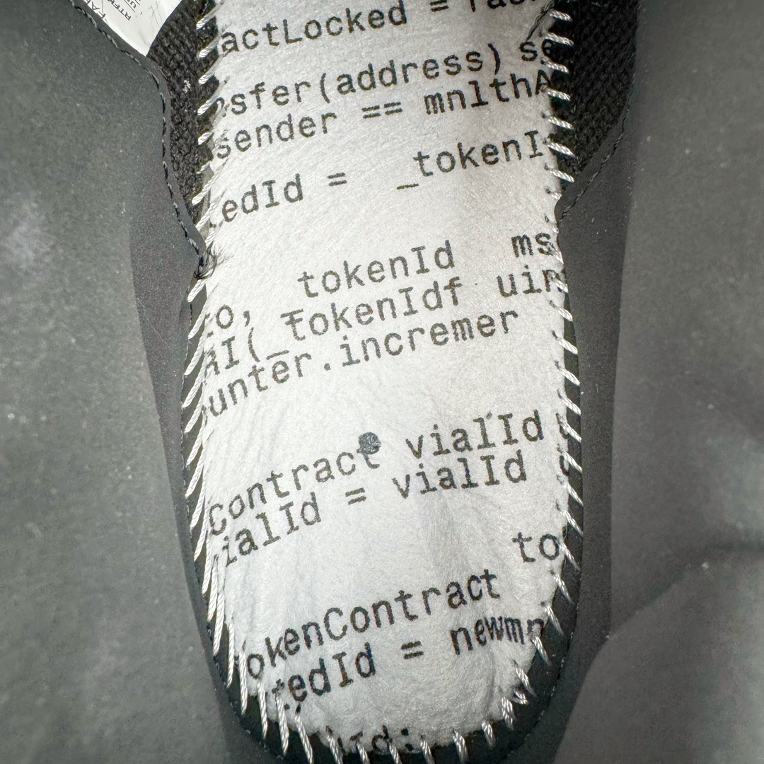 图片[10]-RTFKT Studios x NK Dunk Genesis Low 扣篮元宇宙系列经典低帮休闲运动滑板板鞋 HF0438-001 虚拟数字时尚单位 RTFKT Studios 在 2021 年被 Nike 收购后，人气可谓迅速攀升，现在堪称元宇宙领域的顶流。并且与包括村上隆在内的多个艺术家联名，推出了超多联名配色，就连 Nike 创始人菲尔·奈特都亲自尝试体验。近期，RTFKT Studios 与 Nike 再次推出了全新配色鞋款，并且将在潮流集会 ComplexCon 上独家登场。第一双以浅灰色为主调，依旧保留了 RTFKT 经典的科幻属性，虽然配色简单，但却依然吸睛。当然，按照官方拆解来看，鞋舌上的鞋带扣可以进行拆卸，使鞋款更为简约。值得一提的是，中底还搭载着 Air Zoom 气垫，提供优秀的脚感表现。另一双则以黑色、紫色组成，对比上一双而言会更加酷炫，同时也更具未来感。鞋面从细节图上看，貌似是使用了类似 PVC 质感的皮革面料，质感表现不必担心。尺码：40 40.5 41 42 42.5 43 44 44.5 45-选品中心