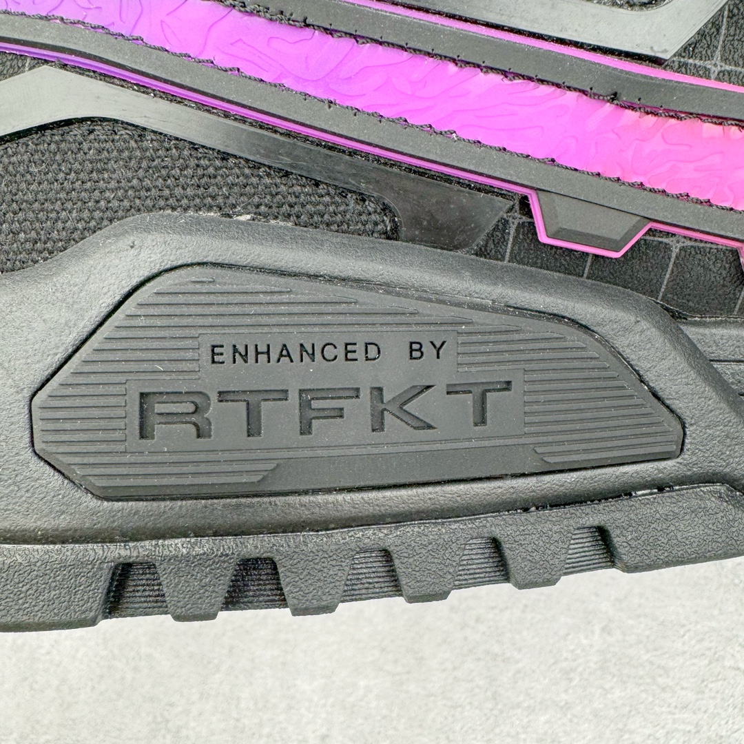 图片[19]-RTFKT Studios x NK Dunk Genesis Low 扣篮元宇宙系列经典低帮休闲运动滑板板鞋 HF0438-001 虚拟数字时尚单位 RTFKT Studios 在 2021 年被 Nike 收购后，人气可谓迅速攀升，现在堪称元宇宙领域的顶流。并且与包括村上隆在内的多个艺术家联名，推出了超多联名配色，就连 Nike 创始人菲尔·奈特都亲自尝试体验。近期，RTFKT Studios 与 Nike 再次推出了全新配色鞋款，并且将在潮流集会 ComplexCon 上独家登场。第一双以浅灰色为主调，依旧保留了 RTFKT 经典的科幻属性，虽然配色简单，但却依然吸睛。当然，按照官方拆解来看，鞋舌上的鞋带扣可以进行拆卸，使鞋款更为简约。值得一提的是，中底还搭载着 Air Zoom 气垫，提供优秀的脚感表现。另一双则以黑色、紫色组成，对比上一双而言会更加酷炫，同时也更具未来感。鞋面从细节图上看，貌似是使用了类似 PVC 质感的皮革面料，质感表现不必担心。尺码：40 40.5 41 42 42.5 43 44 44.5 45-选品中心