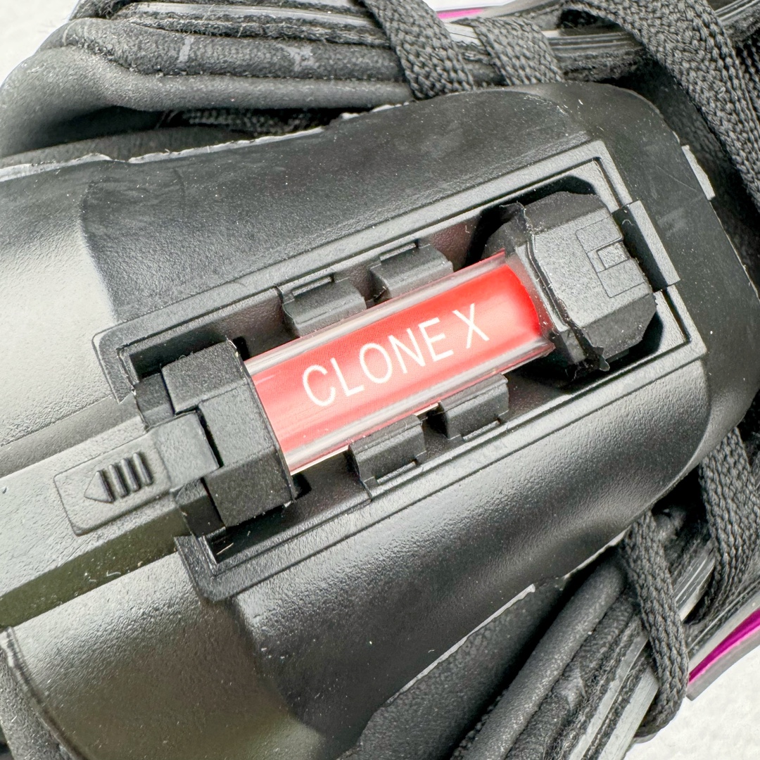 图片[16]-RTFKT Studios x NK Dunk Genesis Low 扣篮元宇宙系列经典低帮休闲运动滑板板鞋 HF0438-001 虚拟数字时尚单位 RTFKT Studios 在 2021 年被 Nike 收购后，人气可谓迅速攀升，现在堪称元宇宙领域的顶流。并且与包括村上隆在内的多个艺术家联名，推出了超多联名配色，就连 Nike 创始人菲尔·奈特都亲自尝试体验。近期，RTFKT Studios 与 Nike 再次推出了全新配色鞋款，并且将在潮流集会 ComplexCon 上独家登场。第一双以浅灰色为主调，依旧保留了 RTFKT 经典的科幻属性，虽然配色简单，但却依然吸睛。当然，按照官方拆解来看，鞋舌上的鞋带扣可以进行拆卸，使鞋款更为简约。值得一提的是，中底还搭载着 Air Zoom 气垫，提供优秀的脚感表现。另一双则以黑色、紫色组成，对比上一双而言会更加酷炫，同时也更具未来感。鞋面从细节图上看，貌似是使用了类似 PVC 质感的皮革面料，质感表现不必担心。尺码：40 40.5 41 42 42.5 43 44 44.5 45-选品中心