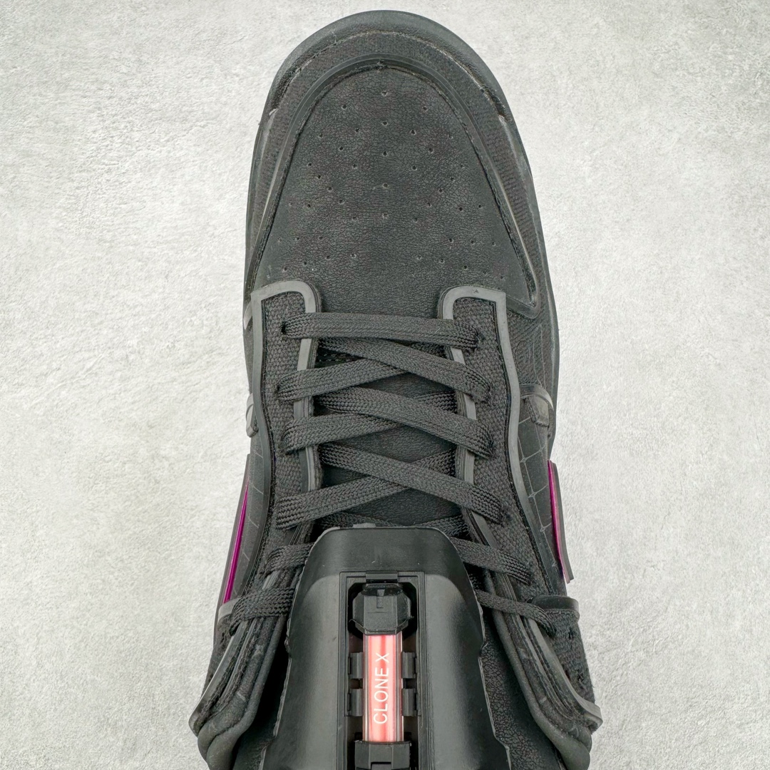 图片[4]-RTFKT Studios x NK Dunk Genesis Low 扣篮元宇宙系列经典低帮休闲运动滑板板鞋 HF0438-001 虚拟数字时尚单位 RTFKT Studios 在 2021 年被 Nike 收购后，人气可谓迅速攀升，现在堪称元宇宙领域的顶流。并且与包括村上隆在内的多个艺术家联名，推出了超多联名配色，就连 Nike 创始人菲尔·奈特都亲自尝试体验。近期，RTFKT Studios 与 Nike 再次推出了全新配色鞋款，并且将在潮流集会 ComplexCon 上独家登场。第一双以浅灰色为主调，依旧保留了 RTFKT 经典的科幻属性，虽然配色简单，但却依然吸睛。当然，按照官方拆解来看，鞋舌上的鞋带扣可以进行拆卸，使鞋款更为简约。值得一提的是，中底还搭载着 Air Zoom 气垫，提供优秀的脚感表现。另一双则以黑色、紫色组成，对比上一双而言会更加酷炫，同时也更具未来感。鞋面从细节图上看，貌似是使用了类似 PVC 质感的皮革面料，质感表现不必担心。尺码：40 40.5 41 42 42.5 43 44 44.5 45-选品中心