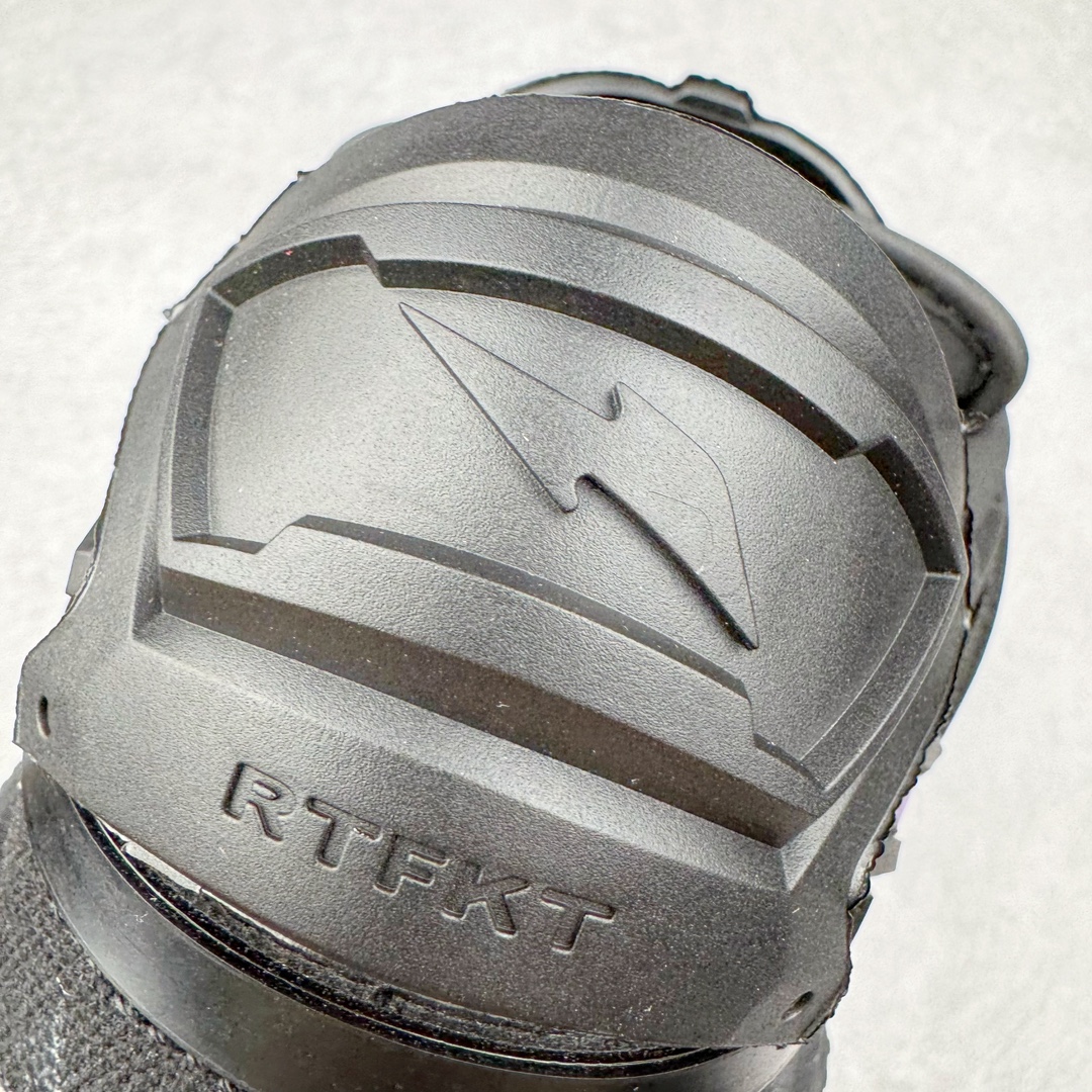 图片[15]-RTFKT Studios x NK Dunk Genesis Low 扣篮元宇宙系列经典低帮休闲运动滑板板鞋 HF0438-001 虚拟数字时尚单位 RTFKT Studios 在 2021 年被 Nike 收购后，人气可谓迅速攀升，现在堪称元宇宙领域的顶流。并且与包括村上隆在内的多个艺术家联名，推出了超多联名配色，就连 Nike 创始人菲尔·奈特都亲自尝试体验。近期，RTFKT Studios 与 Nike 再次推出了全新配色鞋款，并且将在潮流集会 ComplexCon 上独家登场。第一双以浅灰色为主调，依旧保留了 RTFKT 经典的科幻属性，虽然配色简单，但却依然吸睛。当然，按照官方拆解来看，鞋舌上的鞋带扣可以进行拆卸，使鞋款更为简约。值得一提的是，中底还搭载着 Air Zoom 气垫，提供优秀的脚感表现。另一双则以黑色、紫色组成，对比上一双而言会更加酷炫，同时也更具未来感。鞋面从细节图上看，貌似是使用了类似 PVC 质感的皮革面料，质感表现不必担心。尺码：40 40.5 41 42 42.5 43 44 44.5 45-选品中心