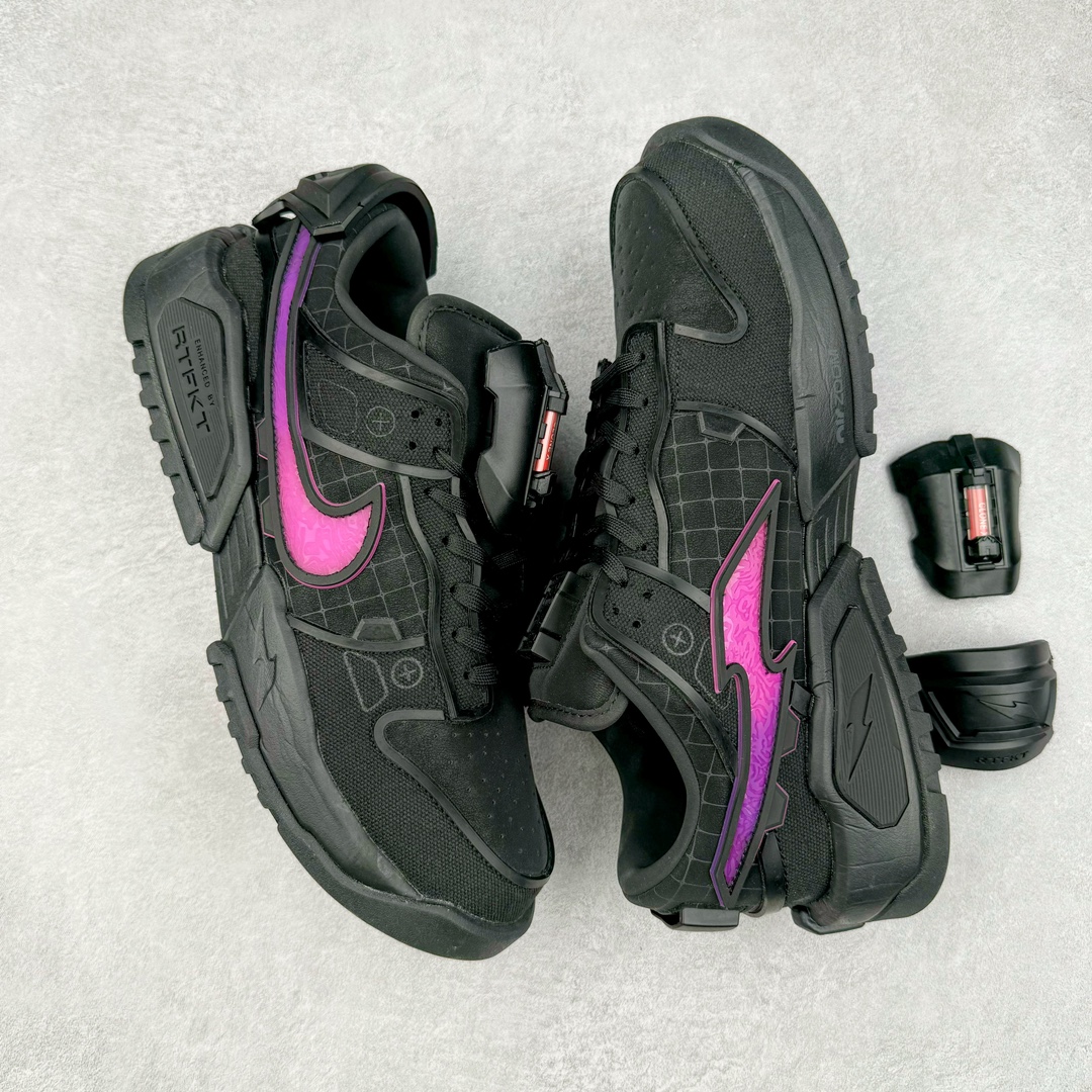 图片[3]-RTFKT Studios x NK Dunk Genesis Low 扣篮元宇宙系列经典低帮休闲运动滑板板鞋 HF0438-001 虚拟数字时尚单位 RTFKT Studios 在 2021 年被 Nike 收购后，人气可谓迅速攀升，现在堪称元宇宙领域的顶流。并且与包括村上隆在内的多个艺术家联名，推出了超多联名配色，就连 Nike 创始人菲尔·奈特都亲自尝试体验。近期，RTFKT Studios 与 Nike 再次推出了全新配色鞋款，并且将在潮流集会 ComplexCon 上独家登场。第一双以浅灰色为主调，依旧保留了 RTFKT 经典的科幻属性，虽然配色简单，但却依然吸睛。当然，按照官方拆解来看，鞋舌上的鞋带扣可以进行拆卸，使鞋款更为简约。值得一提的是，中底还搭载着 Air Zoom 气垫，提供优秀的脚感表现。另一双则以黑色、紫色组成，对比上一双而言会更加酷炫，同时也更具未来感。鞋面从细节图上看，貌似是使用了类似 PVC 质感的皮革面料，质感表现不必担心。尺码：40 40.5 41 42 42.5 43 44 44.5 45-选品中心