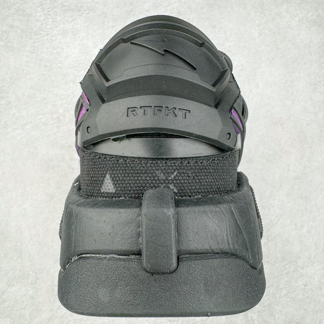 图片[8]-RTFKT Studios x NK Dunk Genesis Low 扣篮元宇宙系列经典低帮休闲运动滑板板鞋 HF0438-001 虚拟数字时尚单位 RTFKT Studios 在 2021 年被 Nike 收购后，人气可谓迅速攀升，现在堪称元宇宙领域的顶流。并且与包括村上隆在内的多个艺术家联名，推出了超多联名配色，就连 Nike 创始人菲尔·奈特都亲自尝试体验。近期，RTFKT Studios 与 Nike 再次推出了全新配色鞋款，并且将在潮流集会 ComplexCon 上独家登场。第一双以浅灰色为主调，依旧保留了 RTFKT 经典的科幻属性，虽然配色简单，但却依然吸睛。当然，按照官方拆解来看，鞋舌上的鞋带扣可以进行拆卸，使鞋款更为简约。值得一提的是，中底还搭载着 Air Zoom 气垫，提供优秀的脚感表现。另一双则以黑色、紫色组成，对比上一双而言会更加酷炫，同时也更具未来感。鞋面从细节图上看，貌似是使用了类似 PVC 质感的皮革面料，质感表现不必担心。尺码：40 40.5 41 42 42.5 43 44 44.5 45-选品中心