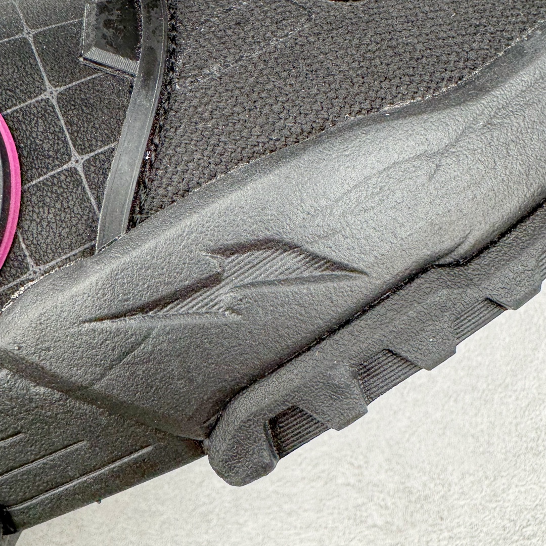 图片[18]-RTFKT Studios x NK Dunk Genesis Low 扣篮元宇宙系列经典低帮休闲运动滑板板鞋 HF0438-001 虚拟数字时尚单位 RTFKT Studios 在 2021 年被 Nike 收购后，人气可谓迅速攀升，现在堪称元宇宙领域的顶流。并且与包括村上隆在内的多个艺术家联名，推出了超多联名配色，就连 Nike 创始人菲尔·奈特都亲自尝试体验。近期，RTFKT Studios 与 Nike 再次推出了全新配色鞋款，并且将在潮流集会 ComplexCon 上独家登场。第一双以浅灰色为主调，依旧保留了 RTFKT 经典的科幻属性，虽然配色简单，但却依然吸睛。当然，按照官方拆解来看，鞋舌上的鞋带扣可以进行拆卸，使鞋款更为简约。值得一提的是，中底还搭载着 Air Zoom 气垫，提供优秀的脚感表现。另一双则以黑色、紫色组成，对比上一双而言会更加酷炫，同时也更具未来感。鞋面从细节图上看，貌似是使用了类似 PVC 质感的皮革面料，质感表现不必担心。尺码：40 40.5 41 42 42.5 43 44 44.5 45-选品中心