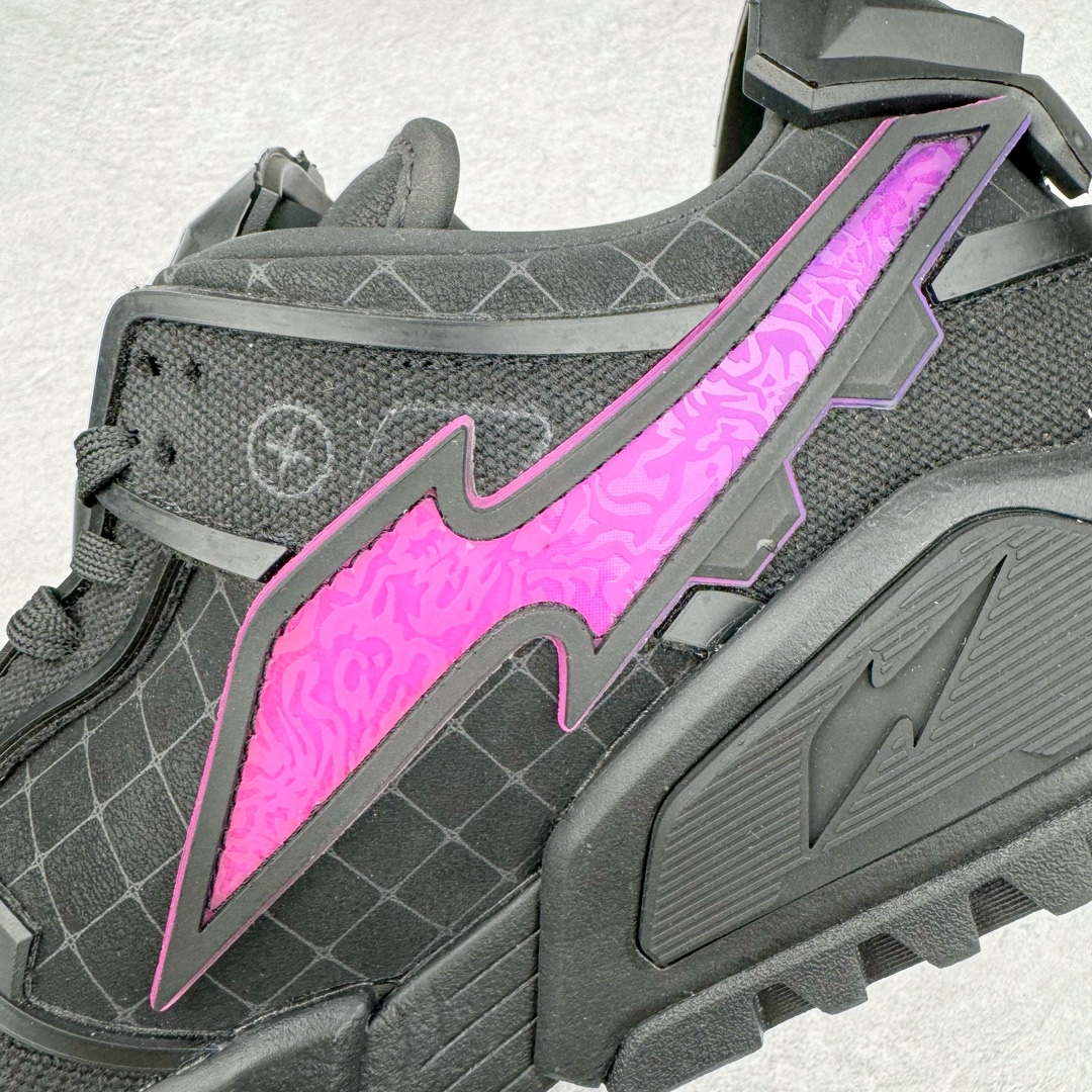 图片[13]-RTFKT Studios x NK Dunk Genesis Low 扣篮元宇宙系列经典低帮休闲运动滑板板鞋 HF0438-001 虚拟数字时尚单位 RTFKT Studios 在 2021 年被 Nike 收购后，人气可谓迅速攀升，现在堪称元宇宙领域的顶流。并且与包括村上隆在内的多个艺术家联名，推出了超多联名配色，就连 Nike 创始人菲尔·奈特都亲自尝试体验。近期，RTFKT Studios 与 Nike 再次推出了全新配色鞋款，并且将在潮流集会 ComplexCon 上独家登场。第一双以浅灰色为主调，依旧保留了 RTFKT 经典的科幻属性，虽然配色简单，但却依然吸睛。当然，按照官方拆解来看，鞋舌上的鞋带扣可以进行拆卸，使鞋款更为简约。值得一提的是，中底还搭载着 Air Zoom 气垫，提供优秀的脚感表现。另一双则以黑色、紫色组成，对比上一双而言会更加酷炫，同时也更具未来感。鞋面从细节图上看，貌似是使用了类似 PVC 质感的皮革面料，质感表现不必担心。尺码：40 40.5 41 42 42.5 43 44 44.5 45-选品中心