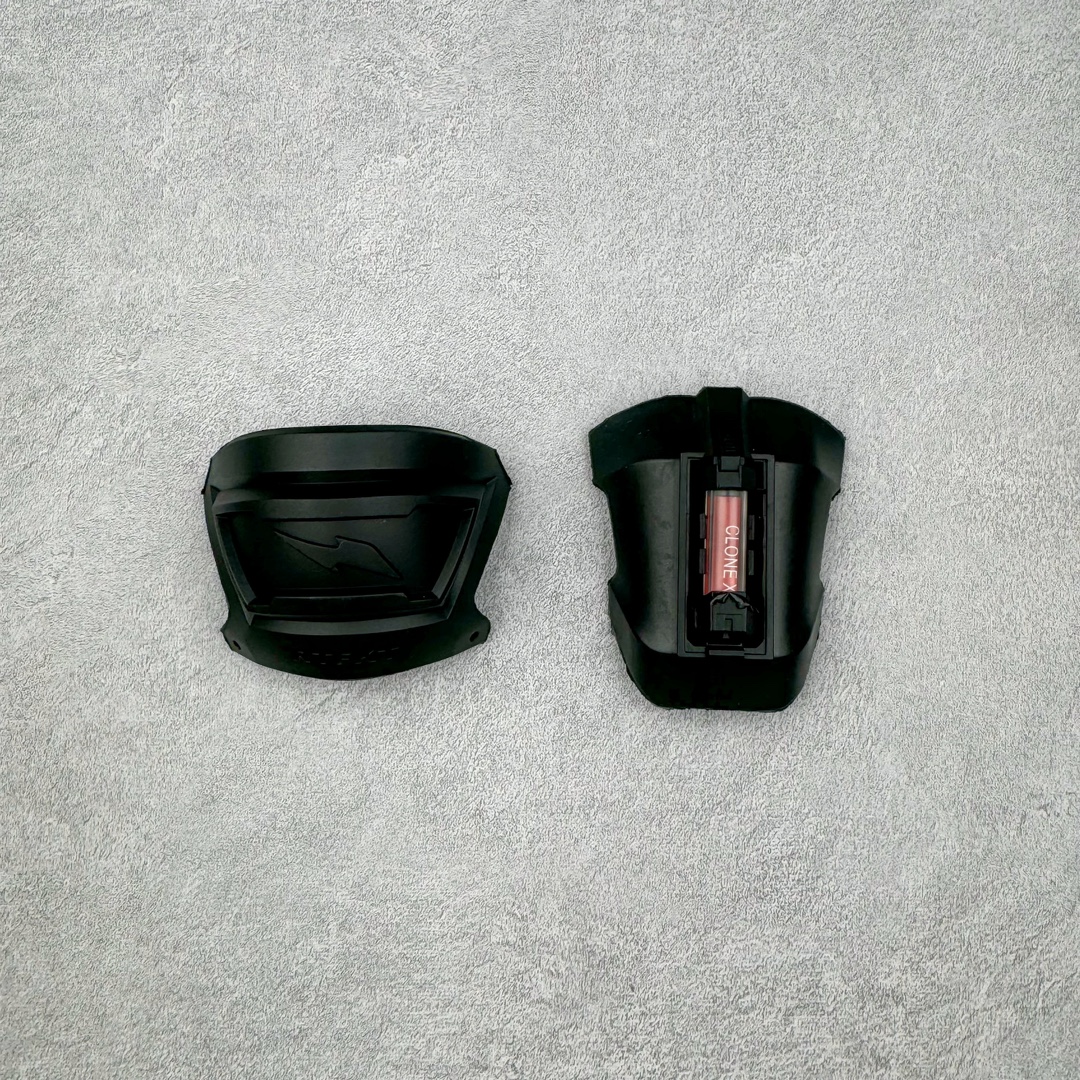 图片[11]-RTFKT Studios x NK Dunk Genesis Low 扣篮元宇宙系列经典低帮休闲运动滑板板鞋 HF0438-001 虚拟数字时尚单位 RTFKT Studios 在 2021 年被 Nike 收购后，人气可谓迅速攀升，现在堪称元宇宙领域的顶流。并且与包括村上隆在内的多个艺术家联名，推出了超多联名配色，就连 Nike 创始人菲尔·奈特都亲自尝试体验。近期，RTFKT Studios 与 Nike 再次推出了全新配色鞋款，并且将在潮流集会 ComplexCon 上独家登场。第一双以浅灰色为主调，依旧保留了 RTFKT 经典的科幻属性，虽然配色简单，但却依然吸睛。当然，按照官方拆解来看，鞋舌上的鞋带扣可以进行拆卸，使鞋款更为简约。值得一提的是，中底还搭载着 Air Zoom 气垫，提供优秀的脚感表现。另一双则以黑色、紫色组成，对比上一双而言会更加酷炫，同时也更具未来感。鞋面从细节图上看，貌似是使用了类似 PVC 质感的皮革面料，质感表现不必担心。尺码：40 40.5 41 42 42.5 43 44 44.5 45-选品中心