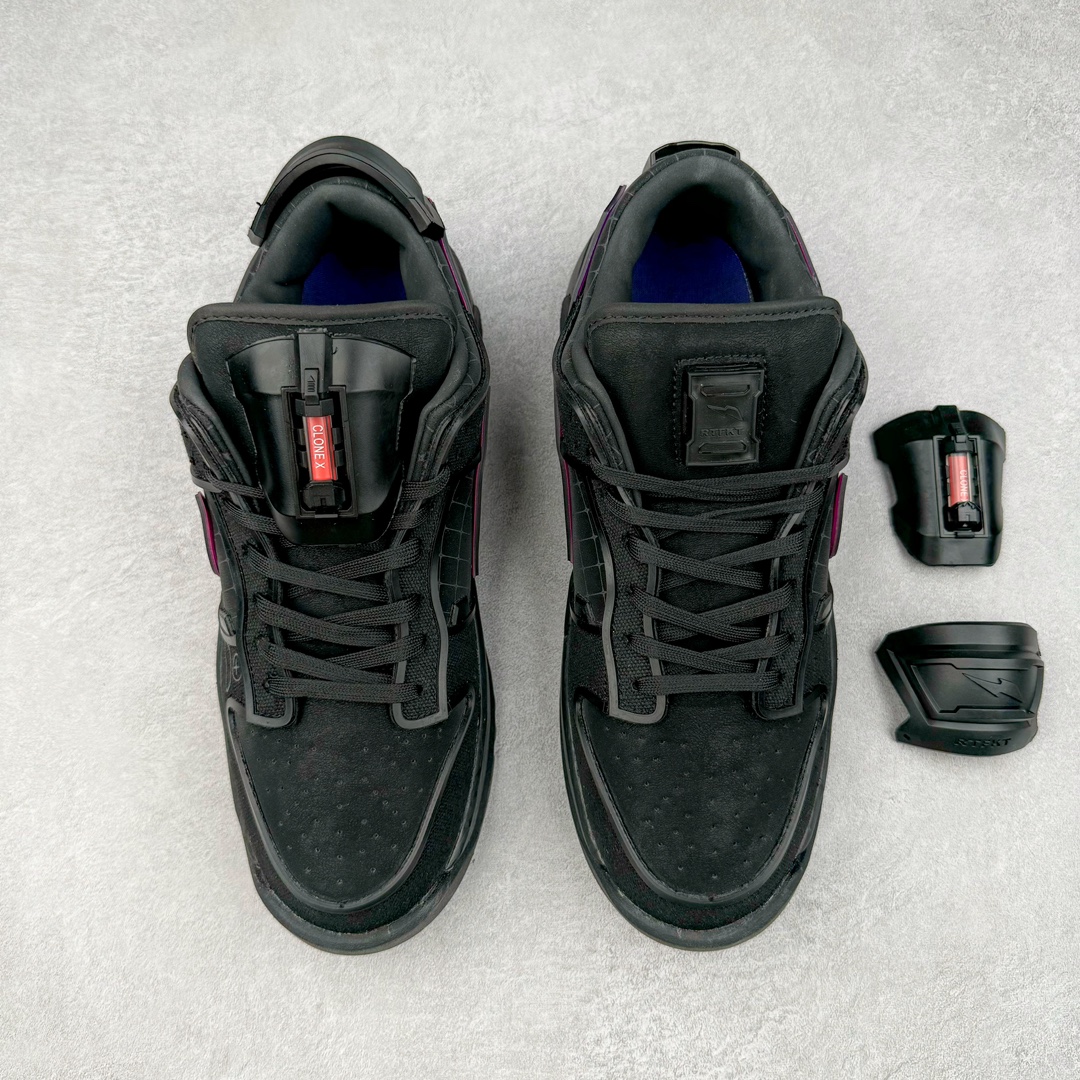 图片[2]-RTFKT Studios x NK Dunk Genesis Low 扣篮元宇宙系列经典低帮休闲运动滑板板鞋 HF0438-001 虚拟数字时尚单位 RTFKT Studios 在 2021 年被 Nike 收购后，人气可谓迅速攀升，现在堪称元宇宙领域的顶流。并且与包括村上隆在内的多个艺术家联名，推出了超多联名配色，就连 Nike 创始人菲尔·奈特都亲自尝试体验。近期，RTFKT Studios 与 Nike 再次推出了全新配色鞋款，并且将在潮流集会 ComplexCon 上独家登场。第一双以浅灰色为主调，依旧保留了 RTFKT 经典的科幻属性，虽然配色简单，但却依然吸睛。当然，按照官方拆解来看，鞋舌上的鞋带扣可以进行拆卸，使鞋款更为简约。值得一提的是，中底还搭载着 Air Zoom 气垫，提供优秀的脚感表现。另一双则以黑色、紫色组成，对比上一双而言会更加酷炫，同时也更具未来感。鞋面从细节图上看，貌似是使用了类似 PVC 质感的皮革面料，质感表现不必担心。尺码：40 40.5 41 42 42.5 43 44 44.5 45-选品中心