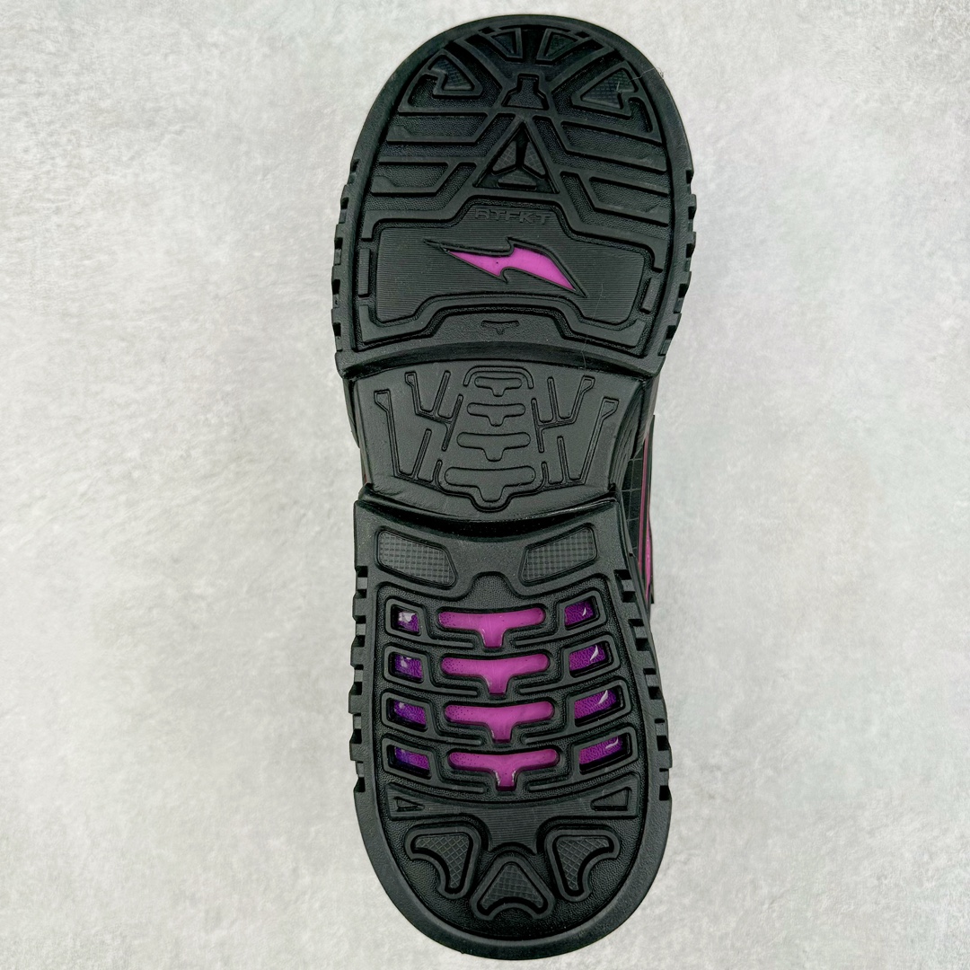 图片[9]-RTFKT Studios x NK Dunk Genesis Low 扣篮元宇宙系列经典低帮休闲运动滑板板鞋 HF0438-001 虚拟数字时尚单位 RTFKT Studios 在 2021 年被 Nike 收购后，人气可谓迅速攀升，现在堪称元宇宙领域的顶流。并且与包括村上隆在内的多个艺术家联名，推出了超多联名配色，就连 Nike 创始人菲尔·奈特都亲自尝试体验。近期，RTFKT Studios 与 Nike 再次推出了全新配色鞋款，并且将在潮流集会 ComplexCon 上独家登场。第一双以浅灰色为主调，依旧保留了 RTFKT 经典的科幻属性，虽然配色简单，但却依然吸睛。当然，按照官方拆解来看，鞋舌上的鞋带扣可以进行拆卸，使鞋款更为简约。值得一提的是，中底还搭载着 Air Zoom 气垫，提供优秀的脚感表现。另一双则以黑色、紫色组成，对比上一双而言会更加酷炫，同时也更具未来感。鞋面从细节图上看，貌似是使用了类似 PVC 质感的皮革面料，质感表现不必担心。尺码：40 40.5 41 42 42.5 43 44 44.5 45-选品中心