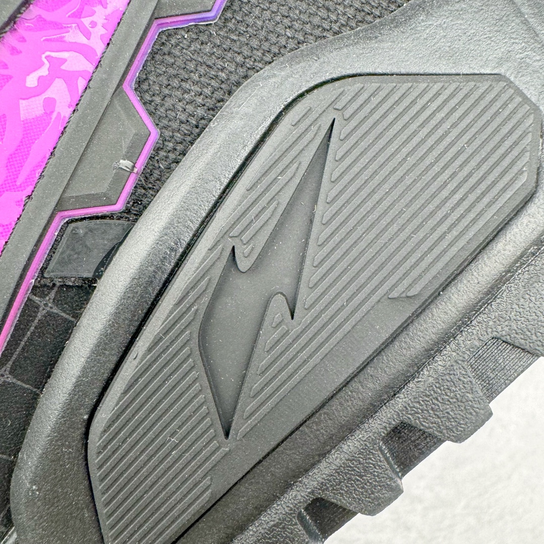 图片[14]-RTFKT Studios x NK Dunk Genesis Low 扣篮元宇宙系列经典低帮休闲运动滑板板鞋 HF0438-001 虚拟数字时尚单位 RTFKT Studios 在 2021 年被 Nike 收购后，人气可谓迅速攀升，现在堪称元宇宙领域的顶流。并且与包括村上隆在内的多个艺术家联名，推出了超多联名配色，就连 Nike 创始人菲尔·奈特都亲自尝试体验。近期，RTFKT Studios 与 Nike 再次推出了全新配色鞋款，并且将在潮流集会 ComplexCon 上独家登场。第一双以浅灰色为主调，依旧保留了 RTFKT 经典的科幻属性，虽然配色简单，但却依然吸睛。当然，按照官方拆解来看，鞋舌上的鞋带扣可以进行拆卸，使鞋款更为简约。值得一提的是，中底还搭载着 Air Zoom 气垫，提供优秀的脚感表现。另一双则以黑色、紫色组成，对比上一双而言会更加酷炫，同时也更具未来感。鞋面从细节图上看，貌似是使用了类似 PVC 质感的皮革面料，质感表现不必担心。尺码：40 40.5 41 42 42.5 43 44 44.5 45-选品中心