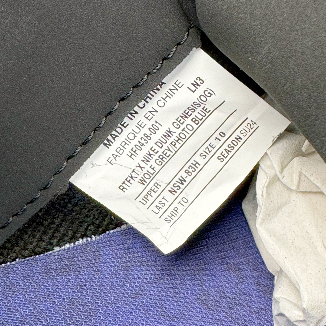 图片[12]-RTFKT Studios x NK Dunk Genesis Low 扣篮元宇宙系列经典低帮休闲运动滑板板鞋 HF0438-001 虚拟数字时尚单位 RTFKT Studios 在 2021 年被 Nike 收购后，人气可谓迅速攀升，现在堪称元宇宙领域的顶流。并且与包括村上隆在内的多个艺术家联名，推出了超多联名配色，就连 Nike 创始人菲尔·奈特都亲自尝试体验。近期，RTFKT Studios 与 Nike 再次推出了全新配色鞋款，并且将在潮流集会 ComplexCon 上独家登场。第一双以浅灰色为主调，依旧保留了 RTFKT 经典的科幻属性，虽然配色简单，但却依然吸睛。当然，按照官方拆解来看，鞋舌上的鞋带扣可以进行拆卸，使鞋款更为简约。值得一提的是，中底还搭载着 Air Zoom 气垫，提供优秀的脚感表现。另一双则以黑色、紫色组成，对比上一双而言会更加酷炫，同时也更具未来感。鞋面从细节图上看，貌似是使用了类似 PVC 质感的皮革面料，质感表现不必担心。尺码：40 40.5 41 42 42.5 43 44 44.5 45-选品中心