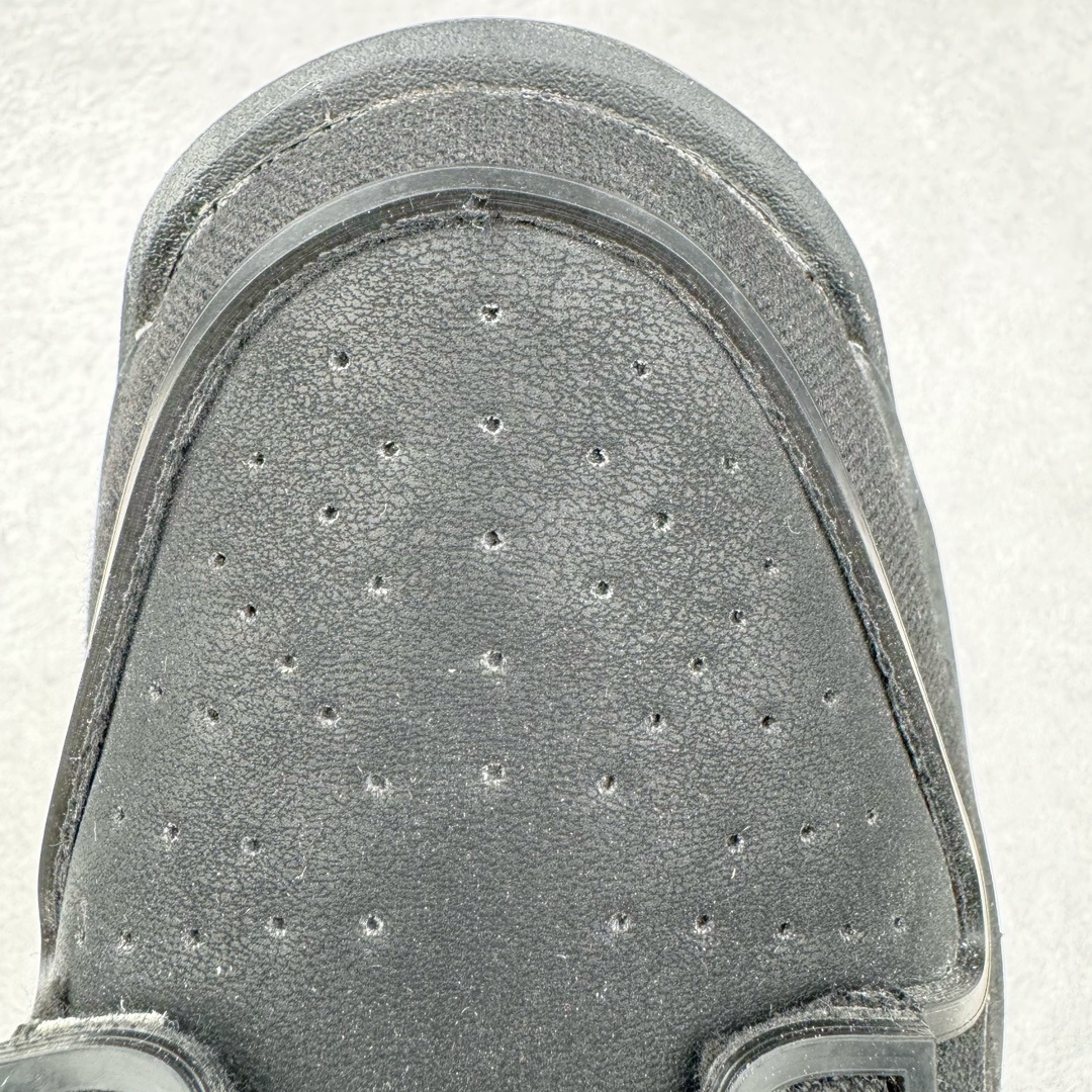 图片[17]-RTFKT Studios x NK Dunk Genesis Low 扣篮元宇宙系列经典低帮休闲运动滑板板鞋 HF0438-001 虚拟数字时尚单位 RTFKT Studios 在 2021 年被 Nike 收购后，人气可谓迅速攀升，现在堪称元宇宙领域的顶流。并且与包括村上隆在内的多个艺术家联名，推出了超多联名配色，就连 Nike 创始人菲尔·奈特都亲自尝试体验。近期，RTFKT Studios 与 Nike 再次推出了全新配色鞋款，并且将在潮流集会 ComplexCon 上独家登场。第一双以浅灰色为主调，依旧保留了 RTFKT 经典的科幻属性，虽然配色简单，但却依然吸睛。当然，按照官方拆解来看，鞋舌上的鞋带扣可以进行拆卸，使鞋款更为简约。值得一提的是，中底还搭载着 Air Zoom 气垫，提供优秀的脚感表现。另一双则以黑色、紫色组成，对比上一双而言会更加酷炫，同时也更具未来感。鞋面从细节图上看，貌似是使用了类似 PVC 质感的皮革面料，质感表现不必担心。尺码：40 40.5 41 42 42.5 43 44 44.5 45-选品中心