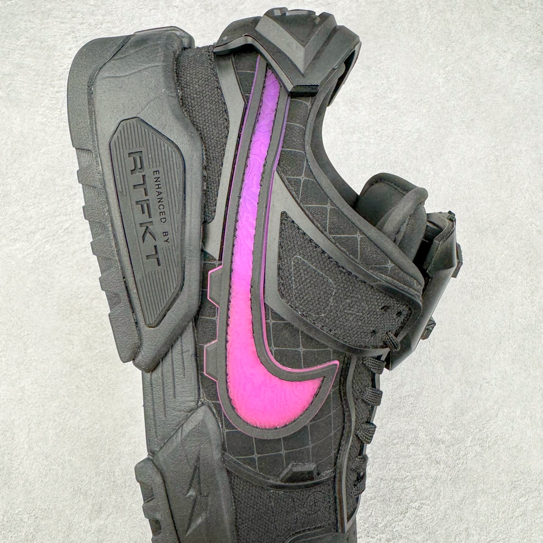 图片[6]-RTFKT Studios x NK Dunk Genesis Low 扣篮元宇宙系列经典低帮休闲运动滑板板鞋 HF0438-001 虚拟数字时尚单位 RTFKT Studios 在 2021 年被 Nike 收购后，人气可谓迅速攀升，现在堪称元宇宙领域的顶流。并且与包括村上隆在内的多个艺术家联名，推出了超多联名配色，就连 Nike 创始人菲尔·奈特都亲自尝试体验。近期，RTFKT Studios 与 Nike 再次推出了全新配色鞋款，并且将在潮流集会 ComplexCon 上独家登场。第一双以浅灰色为主调，依旧保留了 RTFKT 经典的科幻属性，虽然配色简单，但却依然吸睛。当然，按照官方拆解来看，鞋舌上的鞋带扣可以进行拆卸，使鞋款更为简约。值得一提的是，中底还搭载着 Air Zoom 气垫，提供优秀的脚感表现。另一双则以黑色、紫色组成，对比上一双而言会更加酷炫，同时也更具未来感。鞋面从细节图上看，貌似是使用了类似 PVC 质感的皮革面料，质感表现不必担心。尺码：40 40.5 41 42 42.5 43 44 44.5 45-选品中心