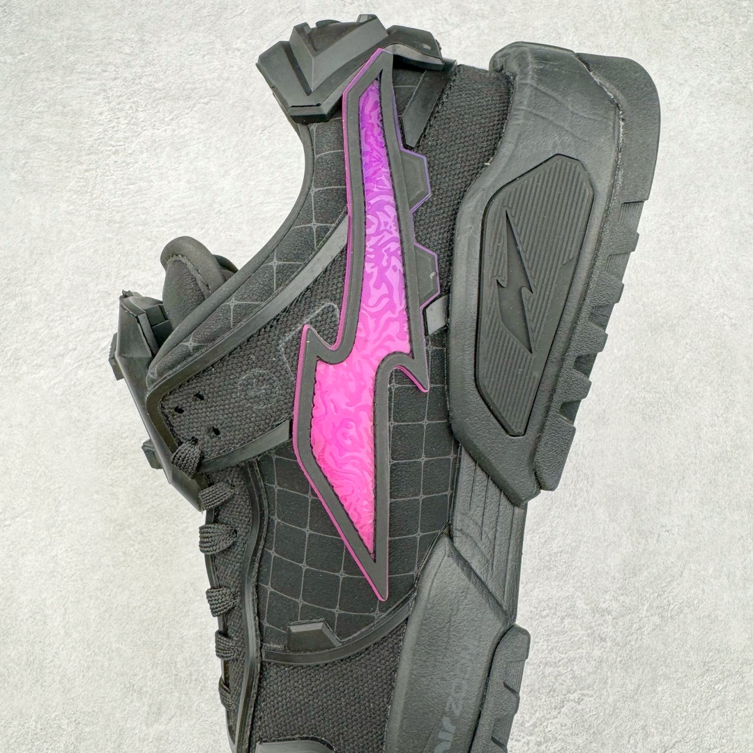 图片[7]-RTFKT Studios x NK Dunk Genesis Low 扣篮元宇宙系列经典低帮休闲运动滑板板鞋 HF0438-001 虚拟数字时尚单位 RTFKT Studios 在 2021 年被 Nike 收购后，人气可谓迅速攀升，现在堪称元宇宙领域的顶流。并且与包括村上隆在内的多个艺术家联名，推出了超多联名配色，就连 Nike 创始人菲尔·奈特都亲自尝试体验。近期，RTFKT Studios 与 Nike 再次推出了全新配色鞋款，并且将在潮流集会 ComplexCon 上独家登场。第一双以浅灰色为主调，依旧保留了 RTFKT 经典的科幻属性，虽然配色简单，但却依然吸睛。当然，按照官方拆解来看，鞋舌上的鞋带扣可以进行拆卸，使鞋款更为简约。值得一提的是，中底还搭载着 Air Zoom 气垫，提供优秀的脚感表现。另一双则以黑色、紫色组成，对比上一双而言会更加酷炫，同时也更具未来感。鞋面从细节图上看，貌似是使用了类似 PVC 质感的皮革面料，质感表现不必担心。尺码：40 40.5 41 42 42.5 43 44 44.5 45-选品中心