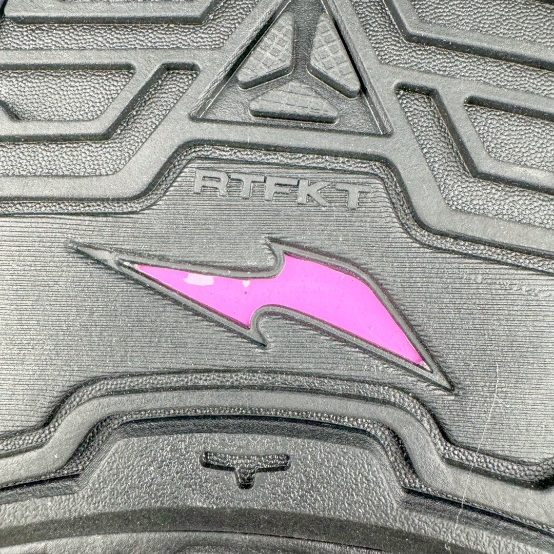 图片[21]-RTFKT Studios x NK Dunk Genesis Low 扣篮元宇宙系列经典低帮休闲运动滑板板鞋 HF0438-001 虚拟数字时尚单位 RTFKT Studios 在 2021 年被 Nike 收购后，人气可谓迅速攀升，现在堪称元宇宙领域的顶流。并且与包括村上隆在内的多个艺术家联名，推出了超多联名配色，就连 Nike 创始人菲尔·奈特都亲自尝试体验。近期，RTFKT Studios 与 Nike 再次推出了全新配色鞋款，并且将在潮流集会 ComplexCon 上独家登场。第一双以浅灰色为主调，依旧保留了 RTFKT 经典的科幻属性，虽然配色简单，但却依然吸睛。当然，按照官方拆解来看，鞋舌上的鞋带扣可以进行拆卸，使鞋款更为简约。值得一提的是，中底还搭载着 Air Zoom 气垫，提供优秀的脚感表现。另一双则以黑色、紫色组成，对比上一双而言会更加酷炫，同时也更具未来感。鞋面从细节图上看，貌似是使用了类似 PVC 质感的皮革面料，质感表现不必担心。尺码：40 40.5 41 42 42.5 43 44 44.5 45-选品中心