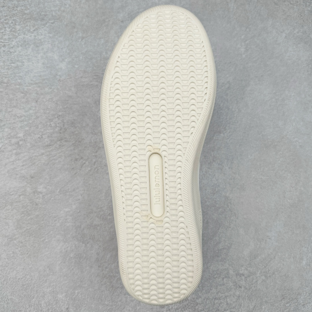 图片[9]-＃PB纯原 lululemon Cityverse 露露乐檬极简主义减震耐磨低帮生活休闲鞋 Cityverse将运动性能融入经典休闲鞋中，中底提供出色缓震，并贴合足部曲线，带来全天候的舒适感。鞋面采用两种材质拼接，且前半部分采用热熔压胶处理，无任何缝线，保留了鞋身整体性。模制泡沫的鞋垫带来上乘的脚感，在平日休闲穿着时不会磨脚，也能提供轻质软弹的效果。25年来，lululemon一直秉持“感受为先”的设计理念，并相信更好的感受带来更好的表现。此次男鞋的设计亦是如此。投入多年研究，针对男性在不同运动场景中的脚步形态设计了不同鞋履款式。同时，还进行了生物力学与形态学研究，为“他”带来更好的贴合度和感受。尺码：36 36.5 37.5 38 38.5 39 40 40.5 41 42 42.5 43 44-选品中心