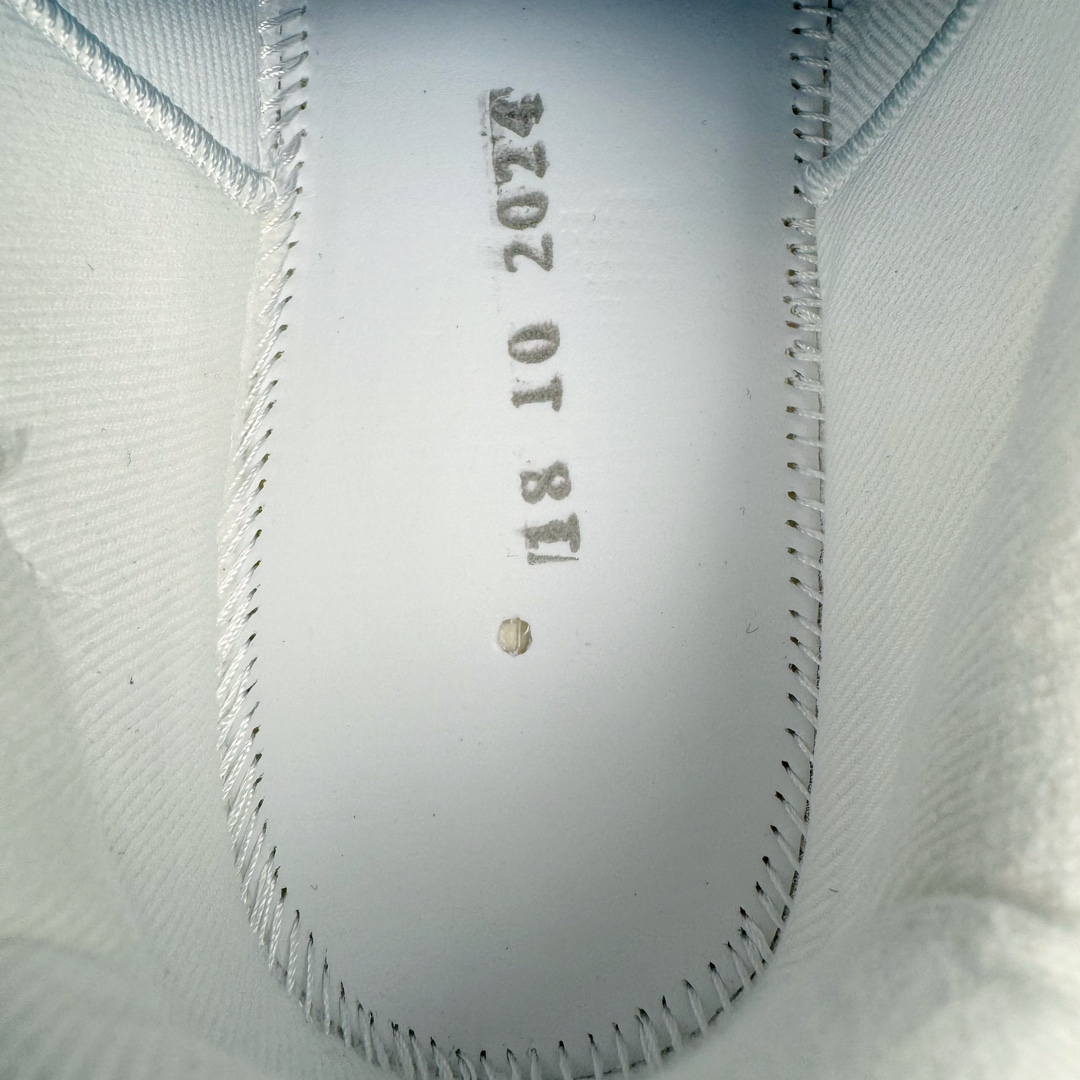 图片[10]-＃PB纯原 lululemon Cityverse 露露乐檬极简主义减震耐磨低帮生活休闲鞋 Cityverse将运动性能融入经典休闲鞋中，中底提供出色缓震，并贴合足部曲线，带来全天候的舒适感。鞋面采用两种材质拼接，且前半部分采用热熔压胶处理，无任何缝线，保留了鞋身整体性。模制泡沫的鞋垫带来上乘的脚感，在平日休闲穿着时不会磨脚，也能提供轻质软弹的效果。25年来，lululemon一直秉持“感受为先”的设计理念，并相信更好的感受带来更好的表现。此次男鞋的设计亦是如此。投入多年研究，针对男性在不同运动场景中的脚步形态设计了不同鞋履款式。同时，还进行了生物力学与形态学研究，为“他”带来更好的贴合度和感受。尺码：36 36.5 37.5 38 38.5 39 40 40.5 41 42 42.5 43 44-选品中心