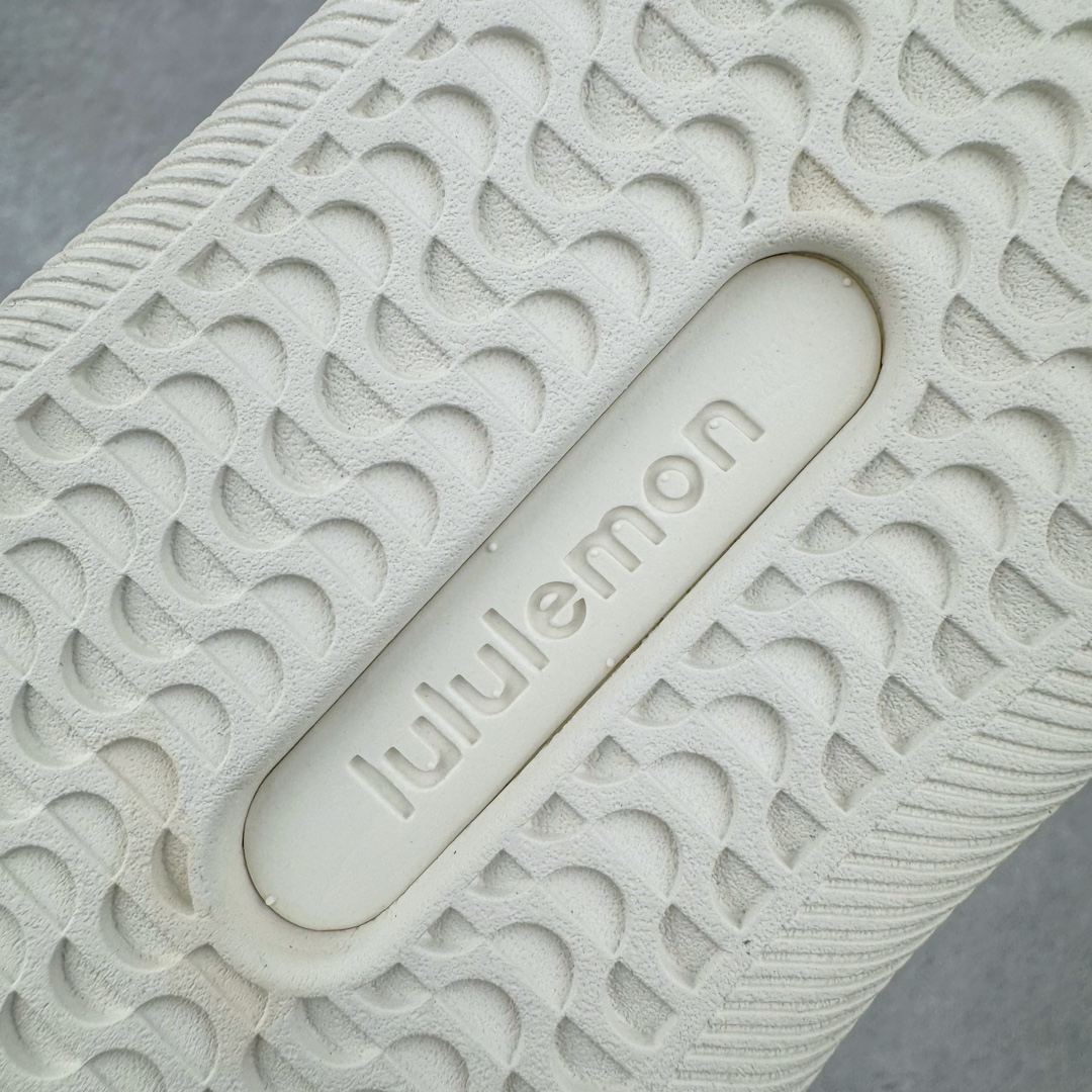 图片[12]-＃PB纯原 lululemon Cityverse 露露乐檬极简主义减震耐磨低帮生活休闲鞋 Cityverse将运动性能融入经典休闲鞋中，中底提供出色缓震，并贴合足部曲线，带来全天候的舒适感。鞋面采用两种材质拼接，且前半部分采用热熔压胶处理，无任何缝线，保留了鞋身整体性。模制泡沫的鞋垫带来上乘的脚感，在平日休闲穿着时不会磨脚，也能提供轻质软弹的效果。25年来，lululemon一直秉持“感受为先”的设计理念，并相信更好的感受带来更好的表现。此次男鞋的设计亦是如此。投入多年研究，针对男性在不同运动场景中的脚步形态设计了不同鞋履款式。同时，还进行了生物力学与形态学研究，为“他”带来更好的贴合度和感受。尺码：36 36.5 37.5 38 38.5 39 40 40.5 41 42 42.5 43 44-选品中心