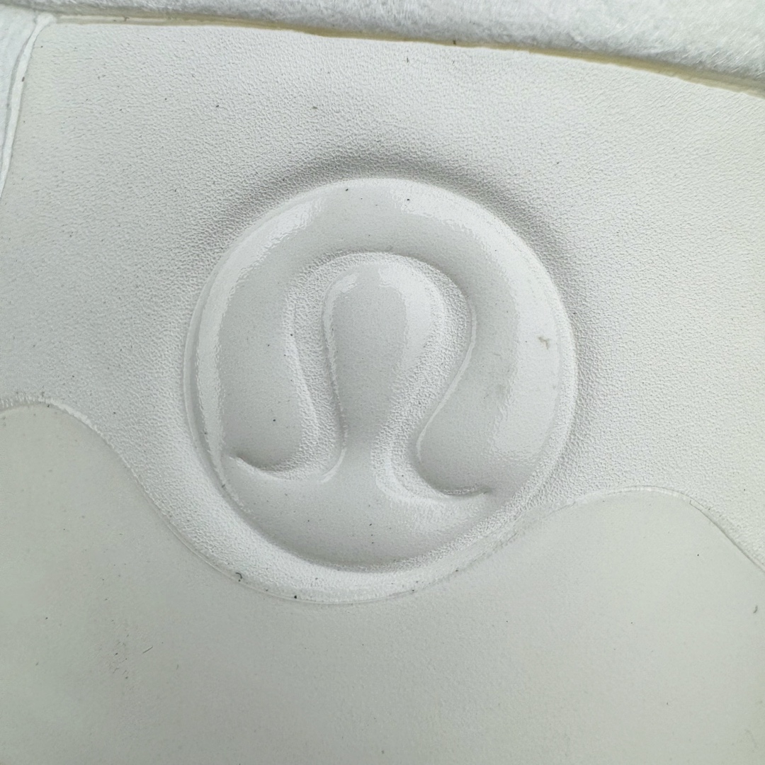 图片[14]-＃PB纯原 lululemon Cityverse 露露乐檬极简主义减震耐磨低帮生活休闲鞋 Cityverse将运动性能融入经典休闲鞋中，中底提供出色缓震，并贴合足部曲线，带来全天候的舒适感。鞋面采用两种材质拼接，且前半部分采用热熔压胶处理，无任何缝线，保留了鞋身整体性。模制泡沫的鞋垫带来上乘的脚感，在平日休闲穿着时不会磨脚，也能提供轻质软弹的效果。25年来，lululemon一直秉持“感受为先”的设计理念，并相信更好的感受带来更好的表现。此次男鞋的设计亦是如此。投入多年研究，针对男性在不同运动场景中的脚步形态设计了不同鞋履款式。同时，还进行了生物力学与形态学研究，为“他”带来更好的贴合度和感受。尺码：36 36.5 37.5 38 38.5 39 40 40.5 41 42 42.5 43 44-选品中心