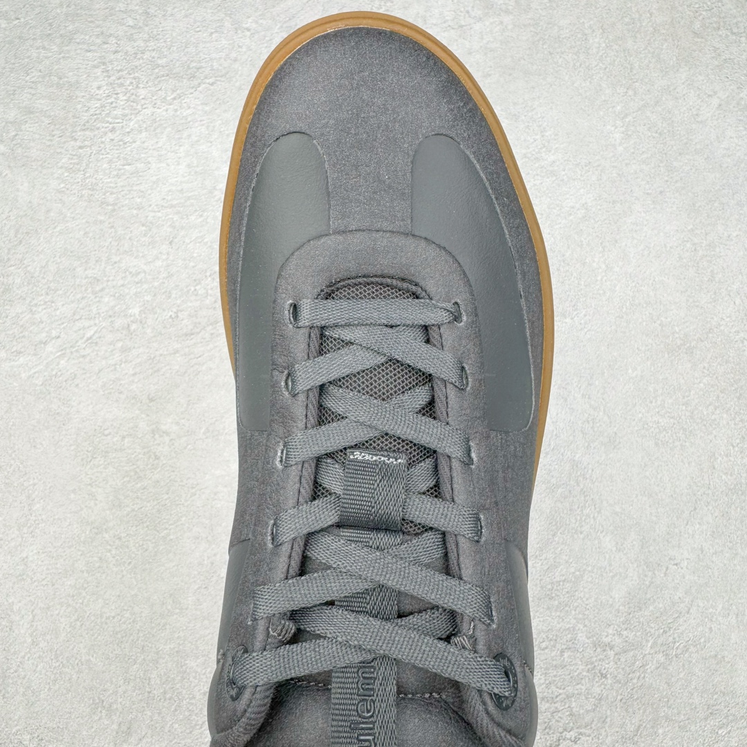 图片[4]-＃PB纯原 lululemon Cityverse 露露乐檬极简主义减震耐磨低帮生活休闲鞋 Cityverse将运动性能融入经典休闲鞋中，中底提供出色缓震，并贴合足部曲线，带来全天候的舒适感。鞋面采用两种材质拼接，且前半部分采用热熔压胶处理，无任何缝线，保留了鞋身整体性。模制泡沫的鞋垫带来上乘的脚感，在平日休闲穿着时不会磨脚，也能提供轻质软弹的效果。25年来，lululemon一直秉持“感受为先”的设计理念，并相信更好的感受带来更好的表现。此次男鞋的设计亦是如此。投入多年研究，针对男性在不同运动场景中的脚步形态设计了不同鞋履款式。同时，还进行了生物力学与形态学研究，为“他”带来更好的贴合度和感受。尺码：36 36.5 37.5 38 38.5 39 40 40.5 41 42 42.5 43 44-选品中心