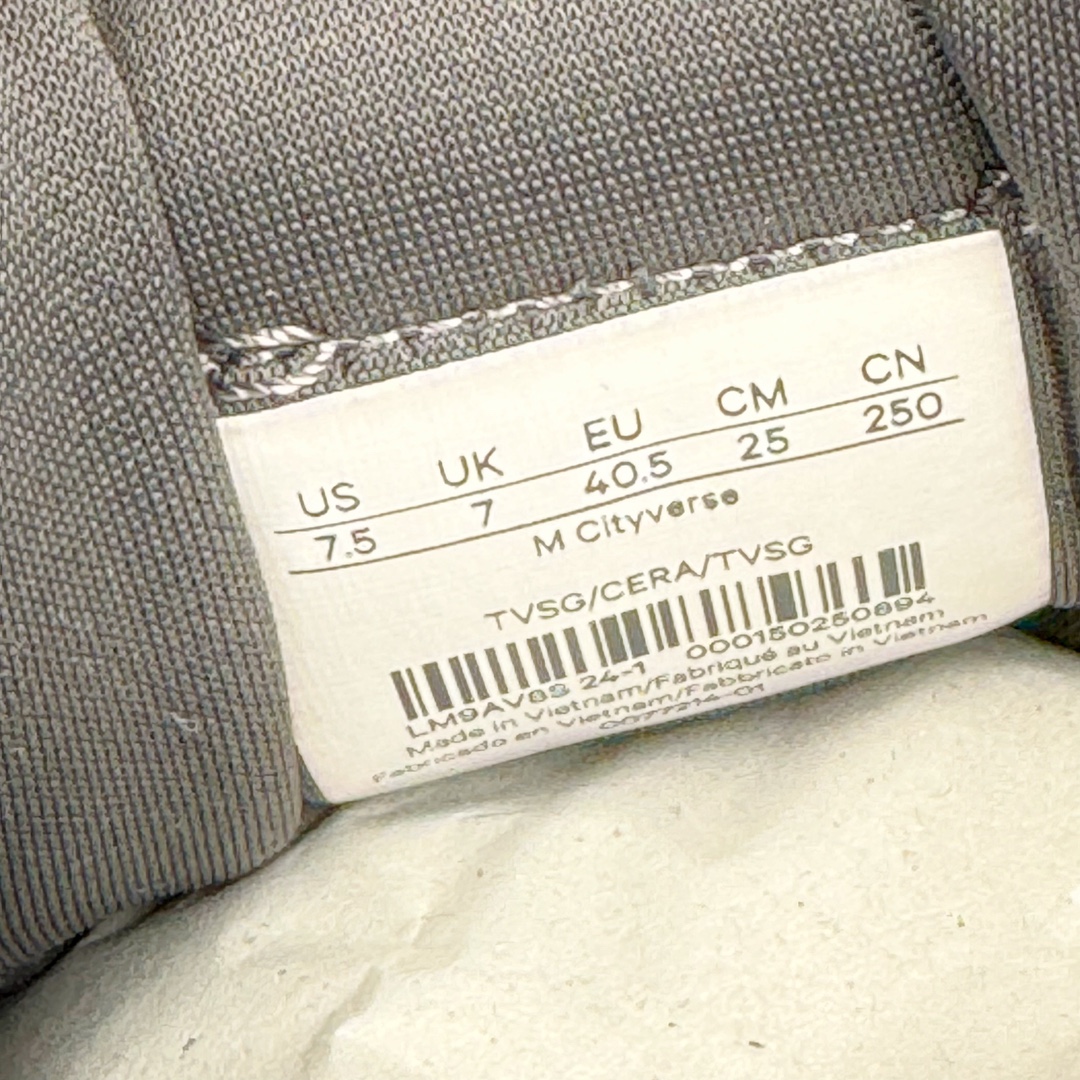 图片[11]-＃PB纯原 lululemon Cityverse 露露乐檬极简主义减震耐磨低帮生活休闲鞋 Cityverse将运动性能融入经典休闲鞋中，中底提供出色缓震，并贴合足部曲线，带来全天候的舒适感。鞋面采用两种材质拼接，且前半部分采用热熔压胶处理，无任何缝线，保留了鞋身整体性。模制泡沫的鞋垫带来上乘的脚感，在平日休闲穿着时不会磨脚，也能提供轻质软弹的效果。25年来，lululemon一直秉持“感受为先”的设计理念，并相信更好的感受带来更好的表现。此次男鞋的设计亦是如此。投入多年研究，针对男性在不同运动场景中的脚步形态设计了不同鞋履款式。同时，还进行了生物力学与形态学研究，为“他”带来更好的贴合度和感受。尺码：36 36.5 37.5 38 38.5 39 40 40.5 41 42 42.5 43 44-选品中心