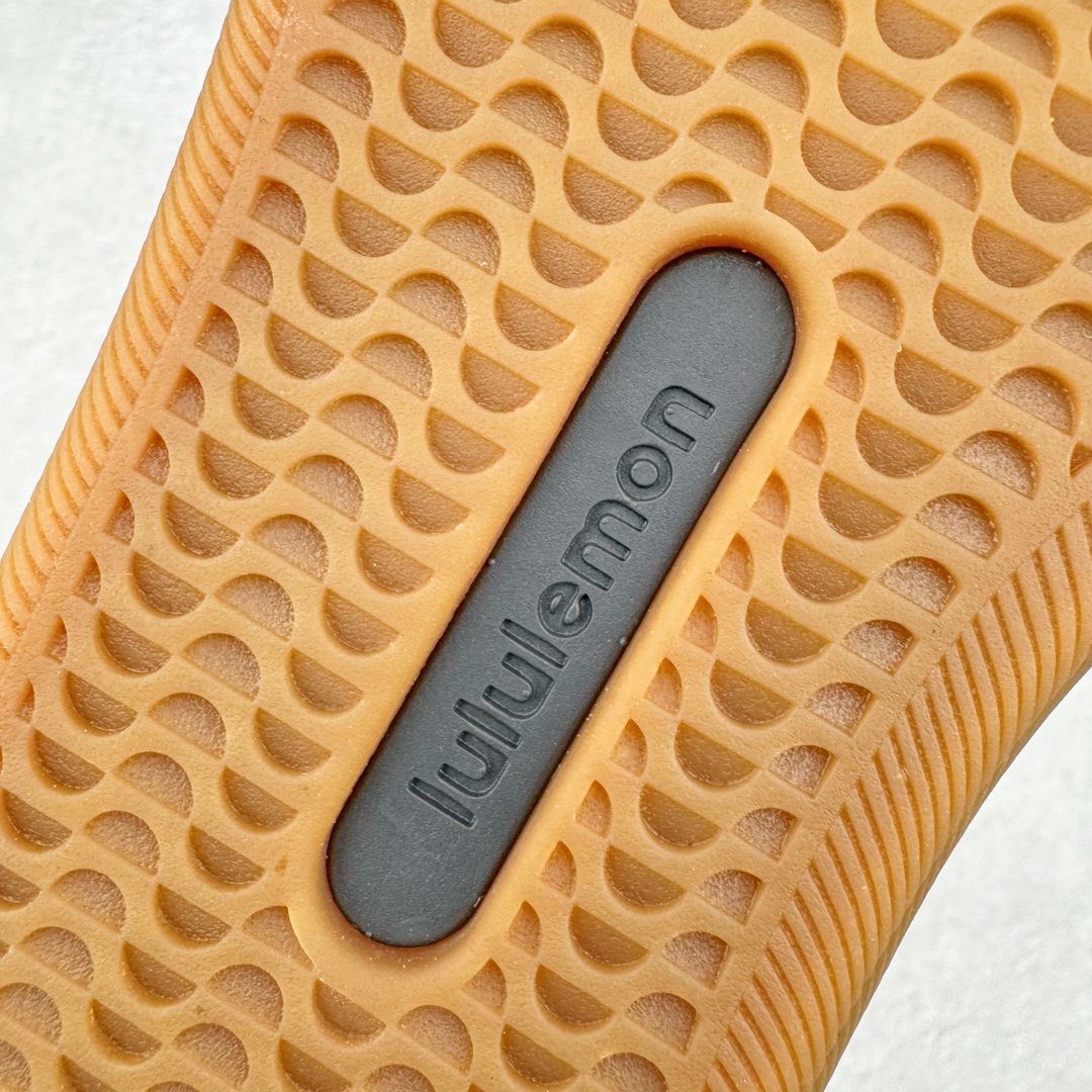 图片[19]-＃PB纯原 lululemon Cityverse 露露乐檬极简主义减震耐磨低帮生活休闲鞋 Cityverse将运动性能融入经典休闲鞋中，中底提供出色缓震，并贴合足部曲线，带来全天候的舒适感。鞋面采用两种材质拼接，且前半部分采用热熔压胶处理，无任何缝线，保留了鞋身整体性。模制泡沫的鞋垫带来上乘的脚感，在平日休闲穿着时不会磨脚，也能提供轻质软弹的效果。25年来，lululemon一直秉持“感受为先”的设计理念，并相信更好的感受带来更好的表现。此次男鞋的设计亦是如此。投入多年研究，针对男性在不同运动场景中的脚步形态设计了不同鞋履款式。同时，还进行了生物力学与形态学研究，为“他”带来更好的贴合度和感受。尺码：36 36.5 37.5 38 38.5 39 40 40.5 41 42 42.5 43 44-选品中心