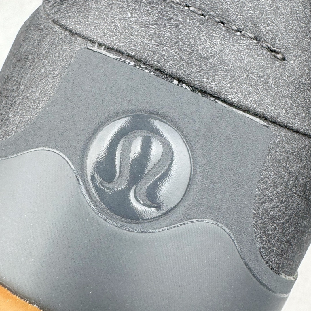 图片[13]-＃PB纯原 lululemon Cityverse 露露乐檬极简主义减震耐磨低帮生活休闲鞋 Cityverse将运动性能融入经典休闲鞋中，中底提供出色缓震，并贴合足部曲线，带来全天候的舒适感。鞋面采用两种材质拼接，且前半部分采用热熔压胶处理，无任何缝线，保留了鞋身整体性。模制泡沫的鞋垫带来上乘的脚感，在平日休闲穿着时不会磨脚，也能提供轻质软弹的效果。25年来，lululemon一直秉持“感受为先”的设计理念，并相信更好的感受带来更好的表现。此次男鞋的设计亦是如此。投入多年研究，针对男性在不同运动场景中的脚步形态设计了不同鞋履款式。同时，还进行了生物力学与形态学研究，为“他”带来更好的贴合度和感受。尺码：36 36.5 37.5 38 38.5 39 40 40.5 41 42 42.5 43 44-选品中心