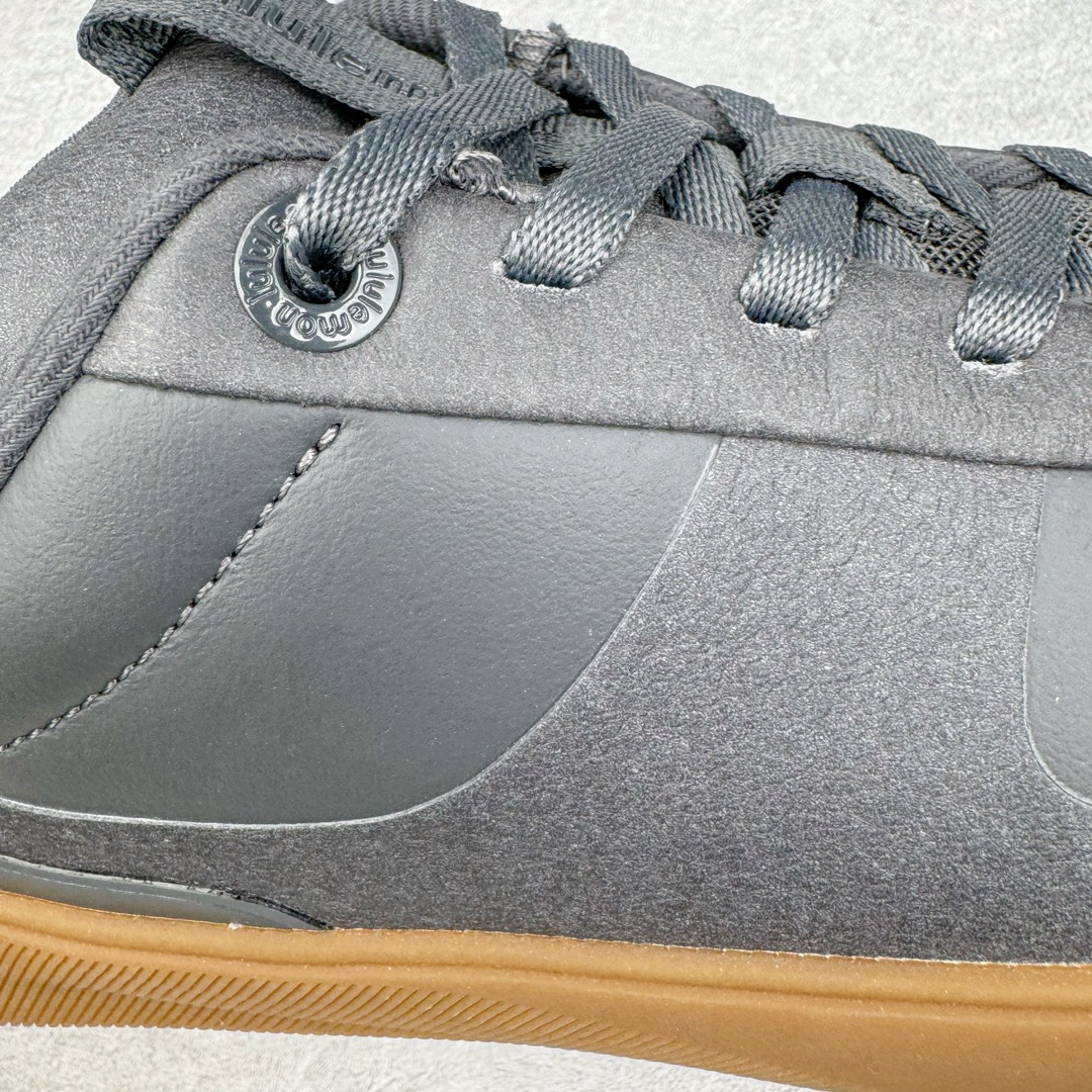 图片[17]-＃PB纯原 lululemon Cityverse 露露乐檬极简主义减震耐磨低帮生活休闲鞋 Cityverse将运动性能融入经典休闲鞋中，中底提供出色缓震，并贴合足部曲线，带来全天候的舒适感。鞋面采用两种材质拼接，且前半部分采用热熔压胶处理，无任何缝线，保留了鞋身整体性。模制泡沫的鞋垫带来上乘的脚感，在平日休闲穿着时不会磨脚，也能提供轻质软弹的效果。25年来，lululemon一直秉持“感受为先”的设计理念，并相信更好的感受带来更好的表现。此次男鞋的设计亦是如此。投入多年研究，针对男性在不同运动场景中的脚步形态设计了不同鞋履款式。同时，还进行了生物力学与形态学研究，为“他”带来更好的贴合度和感受。尺码：36 36.5 37.5 38 38.5 39 40 40.5 41 42 42.5 43 44-选品中心