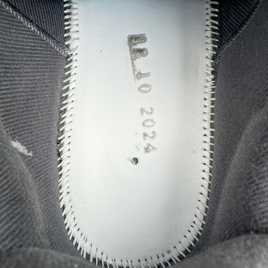 图片[10]-＃PB纯原 lululemon Cityverse 露露乐檬极简主义减震耐磨低帮生活休闲鞋 Cityverse将运动性能融入经典休闲鞋中，中底提供出色缓震，并贴合足部曲线，带来全天候的舒适感。鞋面采用两种材质拼接，且前半部分采用热熔压胶处理，无任何缝线，保留了鞋身整体性。模制泡沫的鞋垫带来上乘的脚感，在平日休闲穿着时不会磨脚，也能提供轻质软弹的效果。25年来，lululemon一直秉持“感受为先”的设计理念，并相信更好的感受带来更好的表现。此次男鞋的设计亦是如此。投入多年研究，针对男性在不同运动场景中的脚步形态设计了不同鞋履款式。同时，还进行了生物力学与形态学研究，为“他”带来更好的贴合度和感受。尺码：36 36.5 37.5 38 38.5 39 40 40.5 41 42 42.5 43 44-选品中心