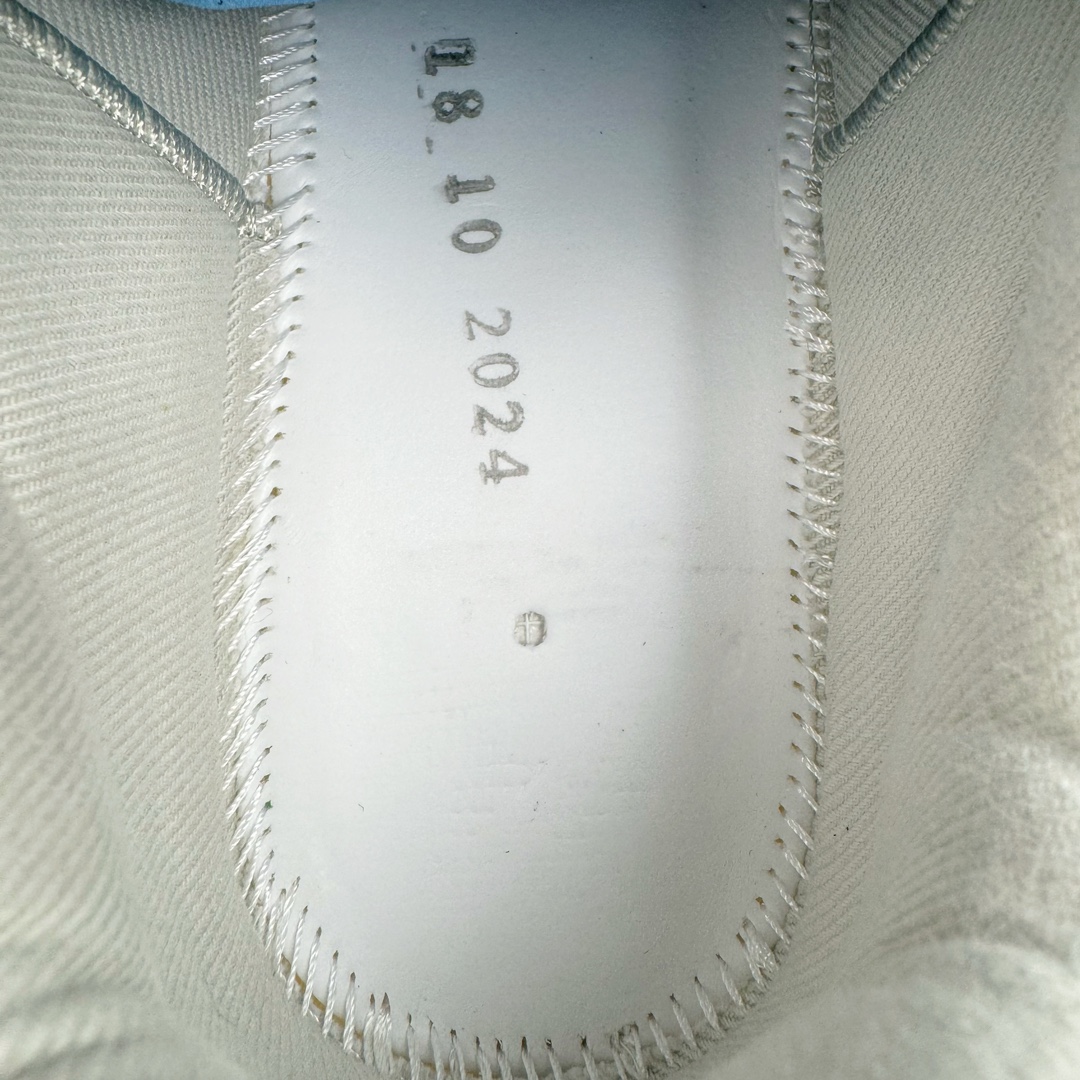 图片[10]-＃PB纯原 lululemon Cityverse 露露乐檬极简主义减震耐磨低帮生活休闲鞋 Cityverse将运动性能融入经典休闲鞋中，中底提供出色缓震，并贴合足部曲线，带来全天候的舒适感。鞋面采用两种材质拼接，且前半部分采用热熔压胶处理，无任何缝线，保留了鞋身整体性。模制泡沫的鞋垫带来上乘的脚感，在平日休闲穿着时不会磨脚，也能提供轻质软弹的效果。25年来，lululemon一直秉持“感受为先”的设计理念，并相信更好的感受带来更好的表现。此次男鞋的设计亦是如此。投入多年研究，针对男性在不同运动场景中的脚步形态设计了不同鞋履款式。同时，还进行了生物力学与形态学研究，为“他”带来更好的贴合度和感受。尺码：36 36.5 37.5 38 38.5 39 40 40.5 41 42 42.5 43 44-选品中心