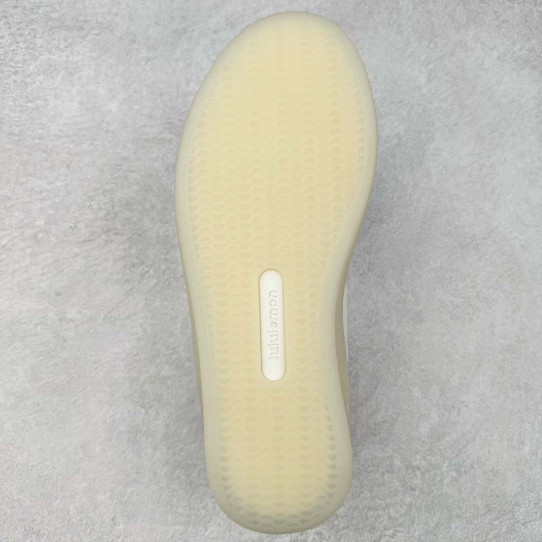 图片[9]-＃PB纯原 lululemon Cityverse 露露乐檬极简主义减震耐磨低帮生活休闲鞋 Cityverse将运动性能融入经典休闲鞋中，中底提供出色缓震，并贴合足部曲线，带来全天候的舒适感。鞋面采用两种材质拼接，且前半部分采用热熔压胶处理，无任何缝线，保留了鞋身整体性。模制泡沫的鞋垫带来上乘的脚感，在平日休闲穿着时不会磨脚，也能提供轻质软弹的效果。25年来，lululemon一直秉持“感受为先”的设计理念，并相信更好的感受带来更好的表现。此次男鞋的设计亦是如此。投入多年研究，针对男性在不同运动场景中的脚步形态设计了不同鞋履款式。同时，还进行了生物力学与形态学研究，为“他”带来更好的贴合度和感受。尺码：36 36.5 37.5 38 38.5 39 40 40.5 41 42 42.5 43 44-选品中心