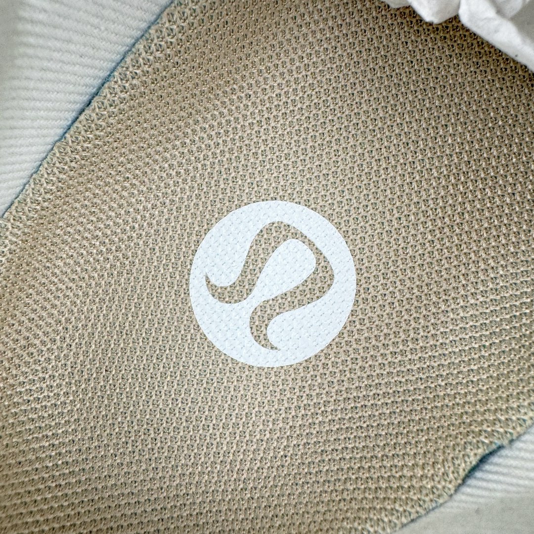 图片[11]-＃PB纯原 lululemon Cityverse 露露乐檬极简主义减震耐磨低帮生活休闲鞋 Cityverse将运动性能融入经典休闲鞋中，中底提供出色缓震，并贴合足部曲线，带来全天候的舒适感。鞋面采用两种材质拼接，且前半部分采用热熔压胶处理，无任何缝线，保留了鞋身整体性。模制泡沫的鞋垫带来上乘的脚感，在平日休闲穿着时不会磨脚，也能提供轻质软弹的效果。25年来，lululemon一直秉持“感受为先”的设计理念，并相信更好的感受带来更好的表现。此次男鞋的设计亦是如此。投入多年研究，针对男性在不同运动场景中的脚步形态设计了不同鞋履款式。同时，还进行了生物力学与形态学研究，为“他”带来更好的贴合度和感受。尺码：36 36.5 37.5 38 38.5 39 40 40.5 41 42 42.5 43 44-选品中心