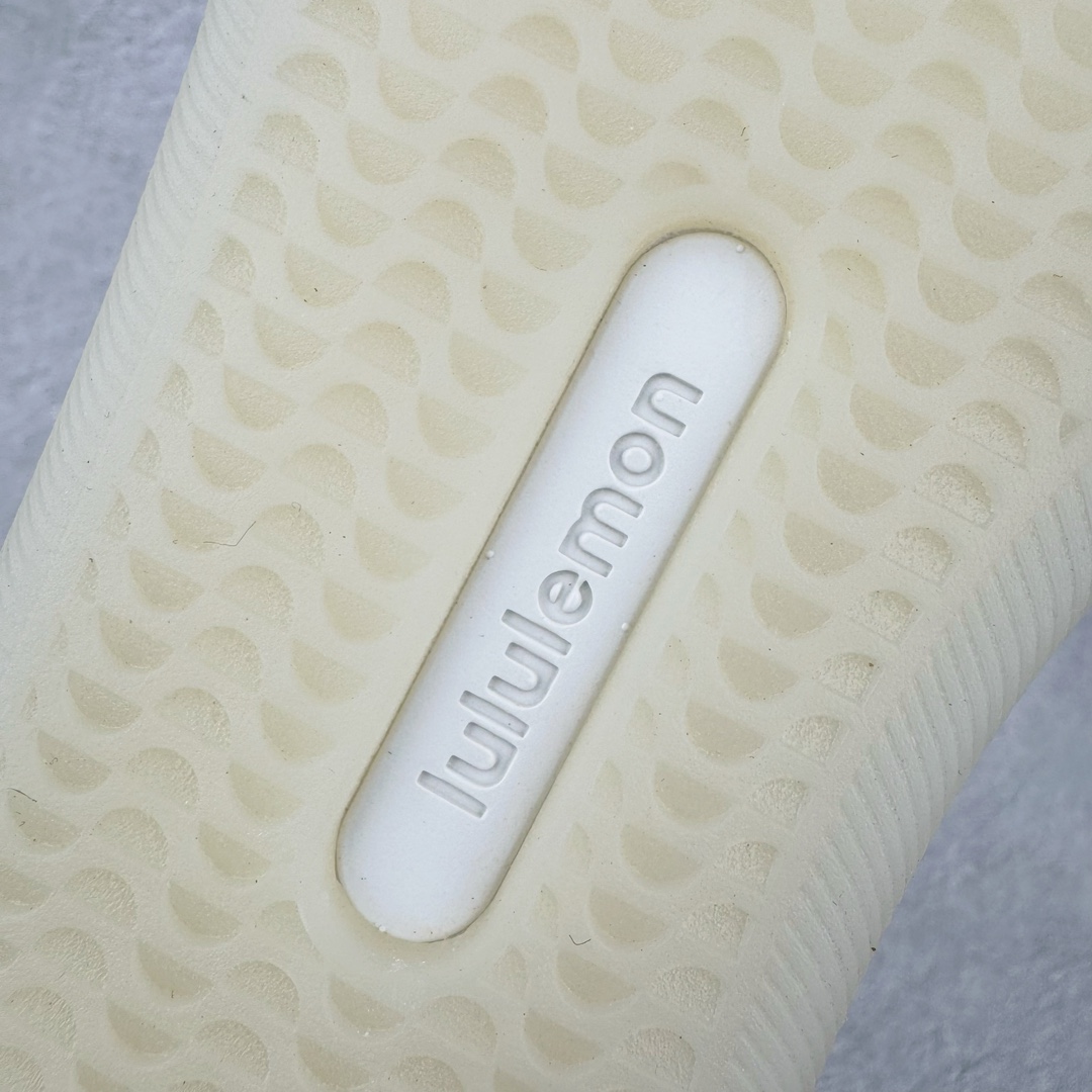 图片[17]-＃PB纯原 lululemon Cityverse 露露乐檬极简主义减震耐磨低帮生活休闲鞋 Cityverse将运动性能融入经典休闲鞋中，中底提供出色缓震，并贴合足部曲线，带来全天候的舒适感。鞋面采用两种材质拼接，且前半部分采用热熔压胶处理，无任何缝线，保留了鞋身整体性。模制泡沫的鞋垫带来上乘的脚感，在平日休闲穿着时不会磨脚，也能提供轻质软弹的效果。25年来，lululemon一直秉持“感受为先”的设计理念，并相信更好的感受带来更好的表现。此次男鞋的设计亦是如此。投入多年研究，针对男性在不同运动场景中的脚步形态设计了不同鞋履款式。同时，还进行了生物力学与形态学研究，为“他”带来更好的贴合度和感受。尺码：36 36.5 37.5 38 38.5 39 40 40.5 41 42 42.5 43 44-选品中心