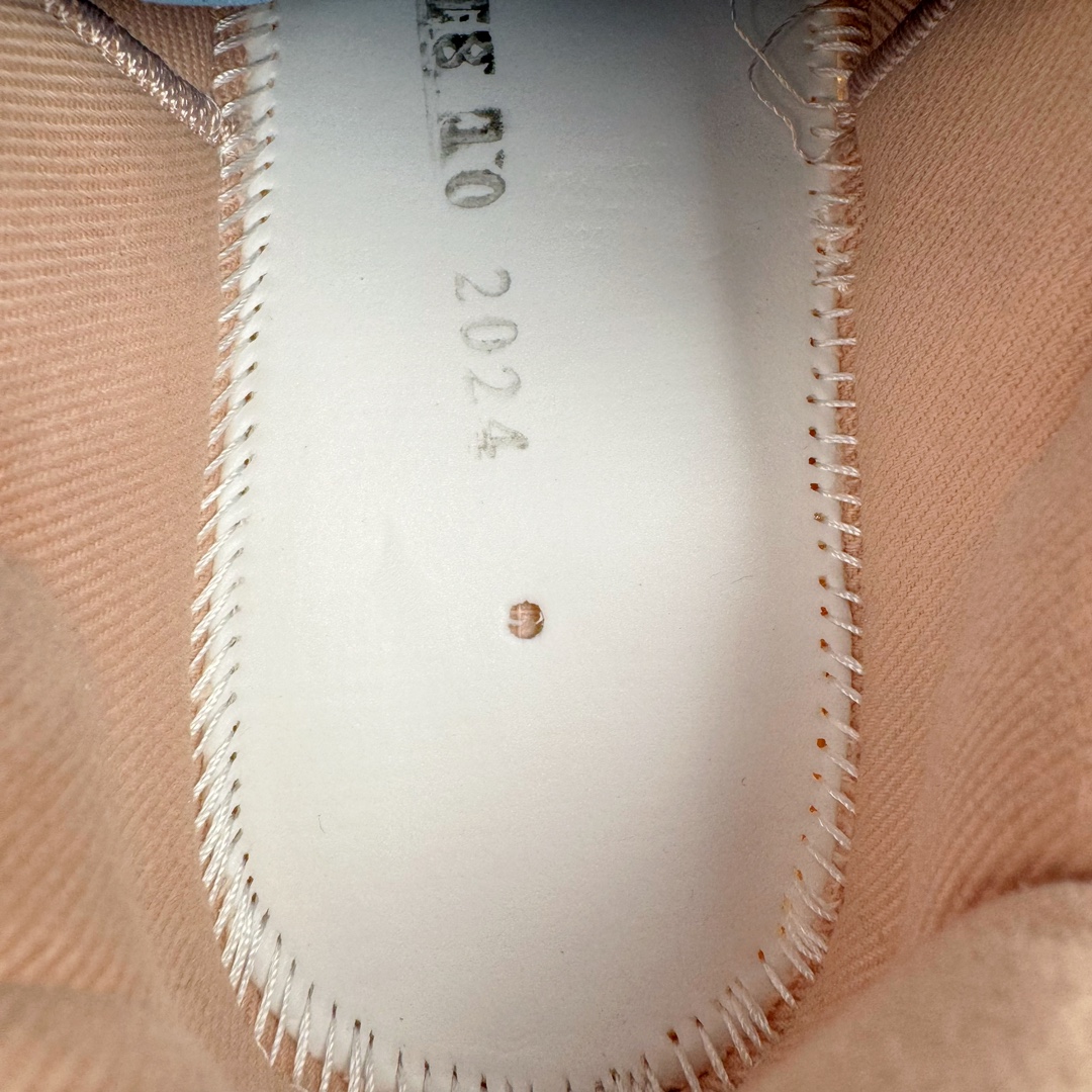 图片[10]-＃PB纯原 lululemon Cityverse 露露乐檬极简主义减震耐磨低帮生活休闲鞋 Cityverse将运动性能融入经典休闲鞋中，中底提供出色缓震，并贴合足部曲线，带来全天候的舒适感。鞋面采用两种材质拼接，且前半部分采用热熔压胶处理，无任何缝线，保留了鞋身整体性。模制泡沫的鞋垫带来上乘的脚感，在平日休闲穿着时不会磨脚，也能提供轻质软弹的效果。25年来，lululemon一直秉持“感受为先”的设计理念，并相信更好的感受带来更好的表现。此次男鞋的设计亦是如此。投入多年研究，针对男性在不同运动场景中的脚步形态设计了不同鞋履款式。同时，还进行了生物力学与形态学研究，为“他”带来更好的贴合度和感受。尺码：36 36.5 37.5 38 38.5 39 40 40.5 41 42 42.5 43 44-选品中心