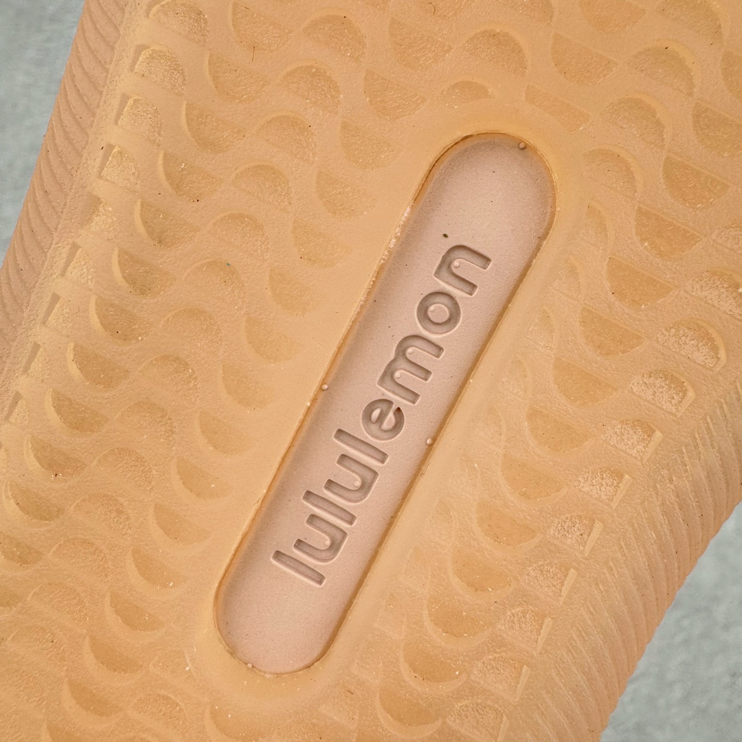 图片[16]-＃PB纯原 lululemon Cityverse 露露乐檬极简主义减震耐磨低帮生活休闲鞋 Cityverse将运动性能融入经典休闲鞋中，中底提供出色缓震，并贴合足部曲线，带来全天候的舒适感。鞋面采用两种材质拼接，且前半部分采用热熔压胶处理，无任何缝线，保留了鞋身整体性。模制泡沫的鞋垫带来上乘的脚感，在平日休闲穿着时不会磨脚，也能提供轻质软弹的效果。25年来，lululemon一直秉持“感受为先”的设计理念，并相信更好的感受带来更好的表现。此次男鞋的设计亦是如此。投入多年研究，针对男性在不同运动场景中的脚步形态设计了不同鞋履款式。同时，还进行了生物力学与形态学研究，为“他”带来更好的贴合度和感受。尺码：36 36.5 37.5 38 38.5 39 40 40.5 41 42 42.5 43 44-选品中心